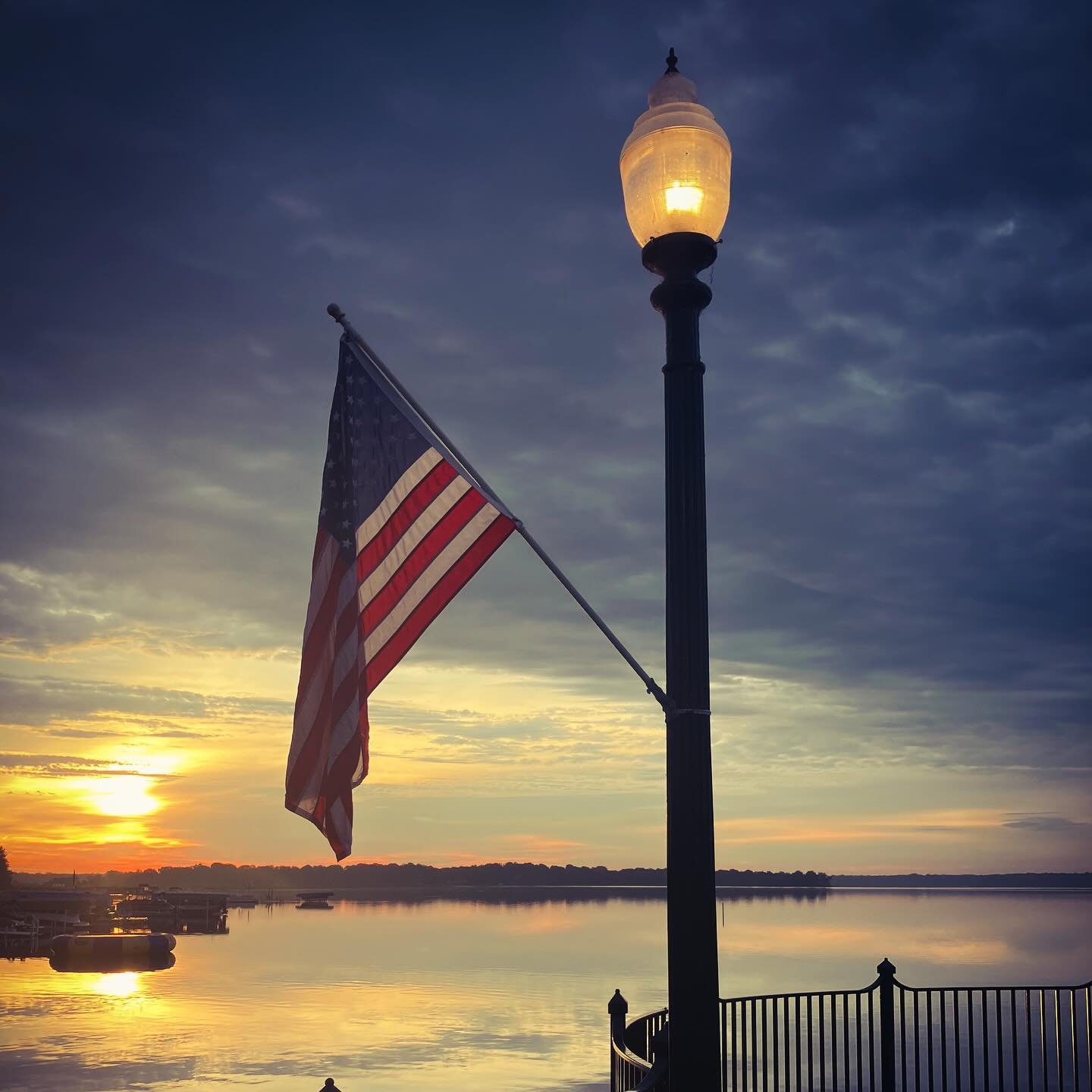 Happy July 4th from beautiful WBL! ❤️🤍🩵
#july #summer #minnesota #whitebearlake #bekindsalon #bekindmn #bekindtooneanother #bekind #happyfourthofjuly #besafeoutthere