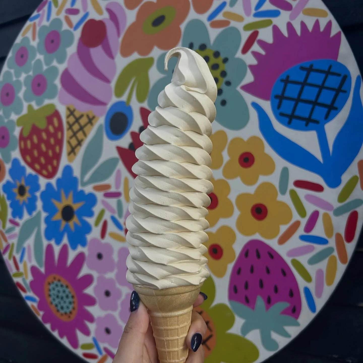 ginger molasses is only here for a few more days!!! (new flavour on wednesday)🫚

perfect for fall and an iconic nova scotian flavour 🤭

open 12-10!!🤎