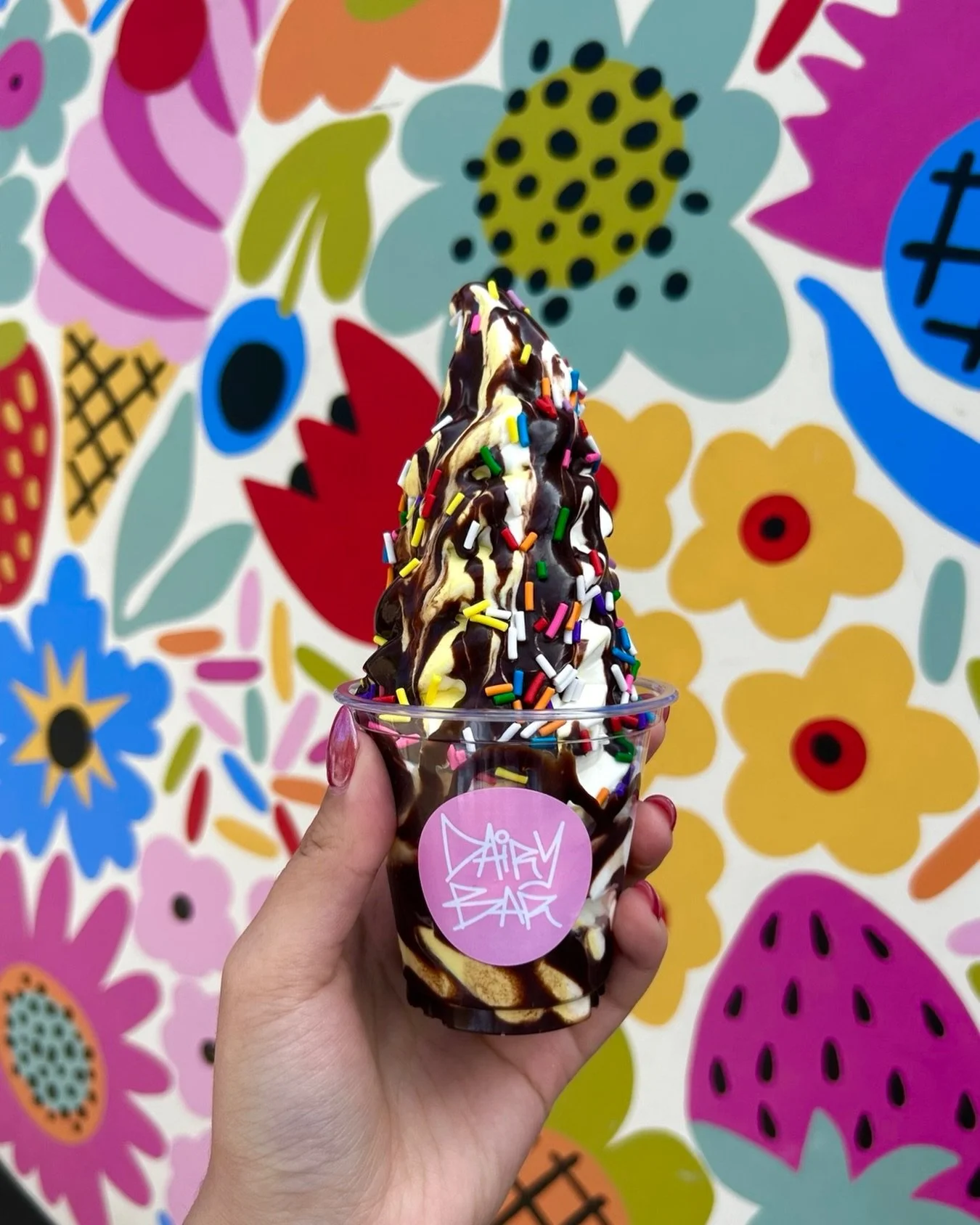 WE ARE STILL SPICING THINGS UP THIS WEEK WITH ANOTHER TURMERIC GINGER SUNDAE! 

SMALL SUNDAE: CHOCOLATE GINGER🫚🍫
-A TWIST OF VANILLA AND TURMERIC GINGER SOFT SERVE
-DRIZZLED WITH FUDGE SAUCE
-TOPPED WITH RAINBOW SPRINKLES

OPEN 11-10🍫