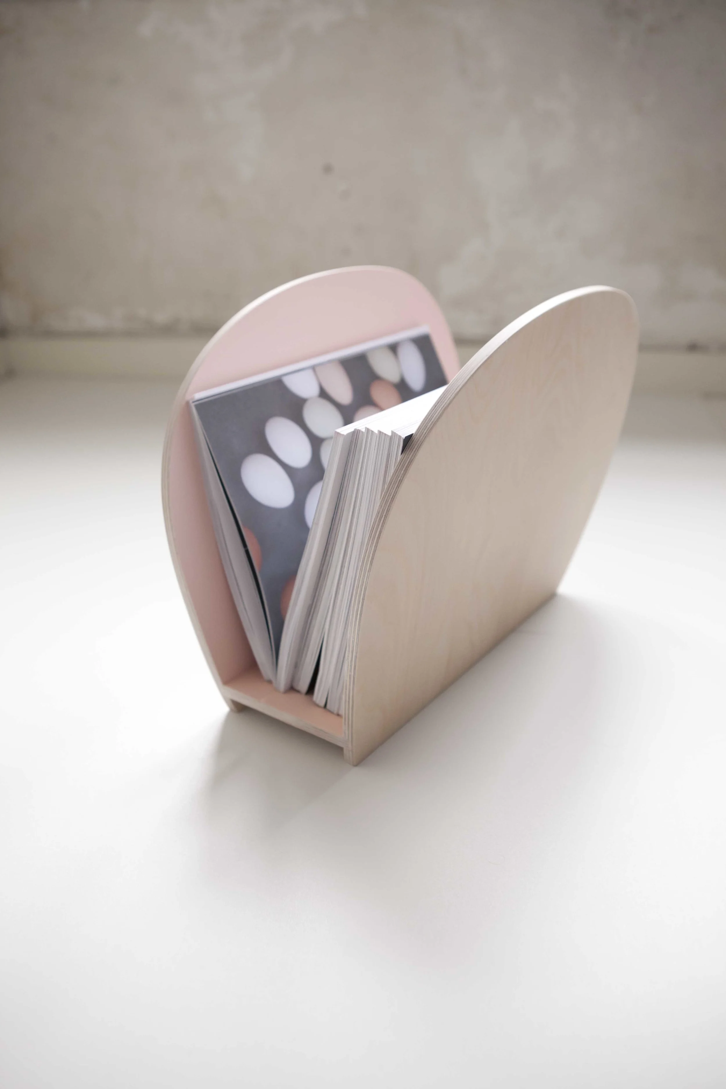 Material: birch plywood Finish/ colour: oil-wax white pigment/ pink Dimensions: h: 30 cm l: 40 cm w: 23 cm © 2014 Lisa Nossen