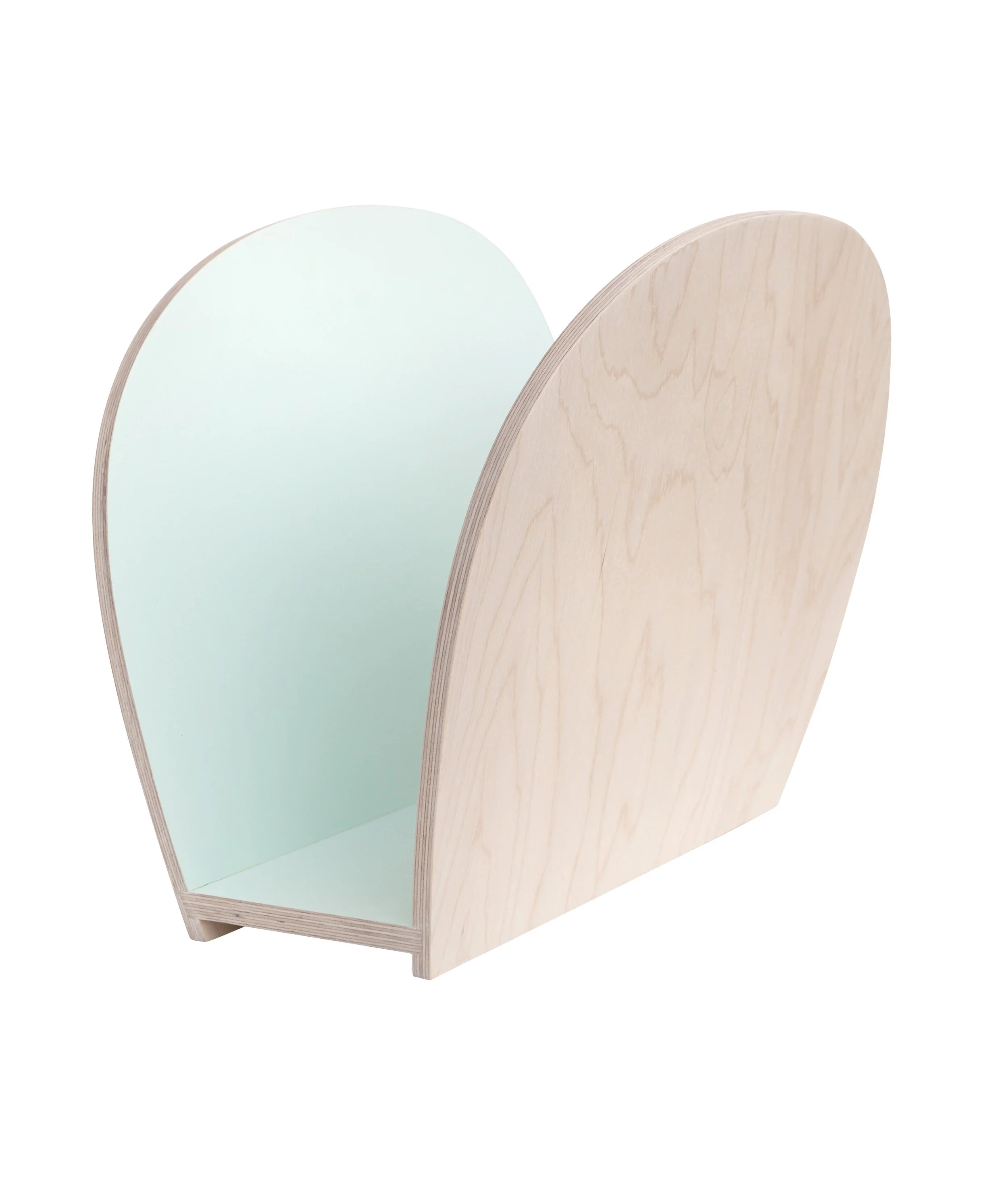 BALANSE The thought behind Balanse was simply to create beautiful and functional storage for magazines. The layers of plywood repeat the graphic lines formed by a pile of magazines. The asymmetric shape of the furniture is inspired by the natural growth rings of the wood. Every item is handmade with care from high quality plywood. They come in both birch and oak as well as a variety of colours and finishes. Material: birch plywood Finish/ colour: oil-wax white pigment/ retro turquoise H: 30 cm L: 40 cm W: 23 cm © 2014 Lisa Nossen All photography by Lisa Nossen