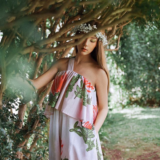 some more green on your feeds for earth day 💚 @rumi_murakami @lauriesumiye #hamakuastateofmind collection for @honolulumag. shot by @haroldjulian and styled by @sm15. florals by @jeffalencastre 🍃