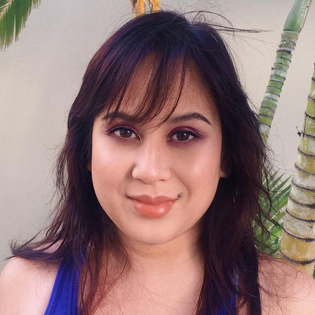 when miss Angela gets bangs and dyes her hair so you use it as an excuse to put color on her face 🙇🏻&zwj;♀️ @colourpopcosmetics "static" shadow on her eyes and "butterfly beach" for youthful dewy skin #looksbylouis