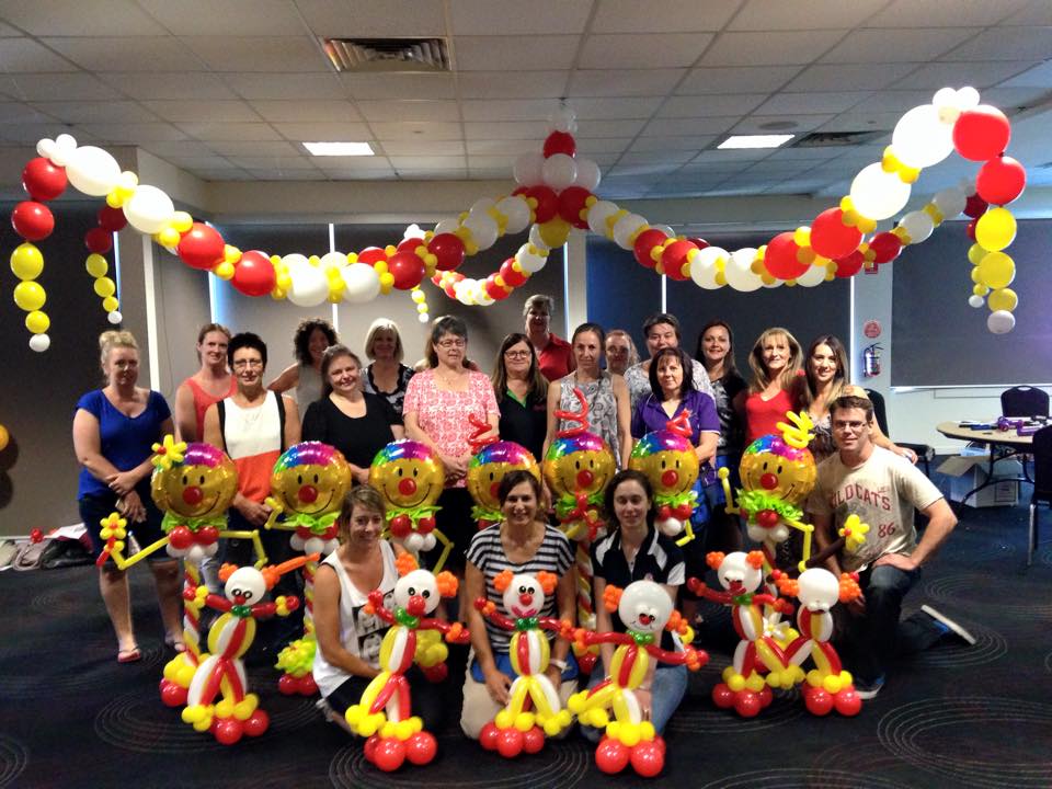 Our second round of classes was a Circus Theme Group 1 Advanced - twisted 260q clown Group 2 Intermediate - Table centrepiece clown Grou 3 Beginner - Circus roof Canape 