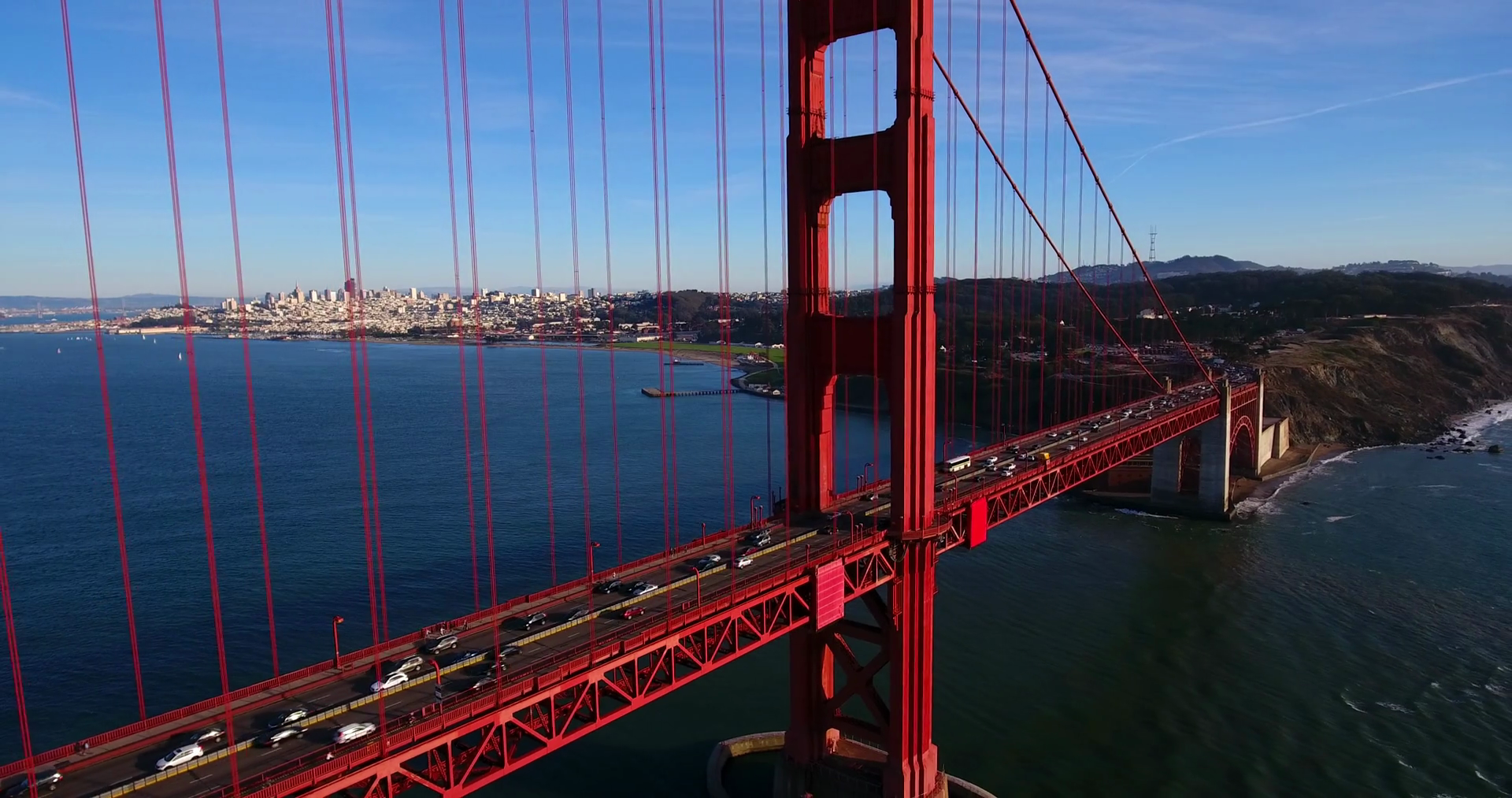 pulling-back-from-golden-gate-bridge-aerial-cars-driving-across-in-san-fran_bwlhpc7ex_thumbnail-full01.png