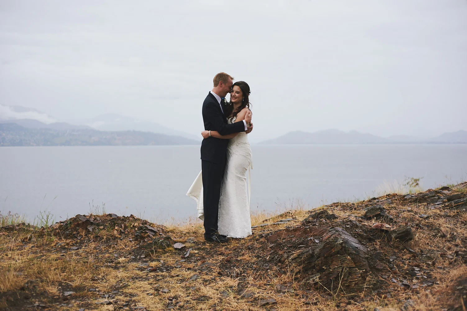 wedding photos by okanagan lake