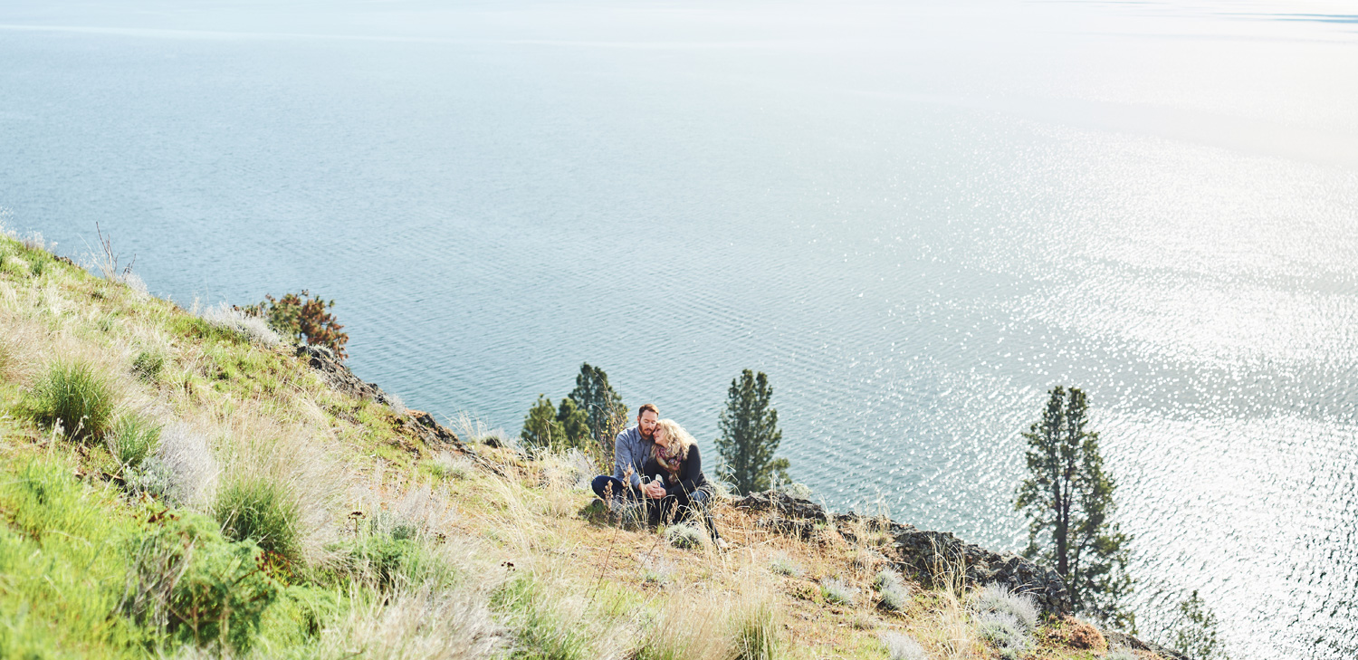 wide-angle-portrait-of-engaged-couple-in-the-sunshine-in-kelowna-photography-session.jpg