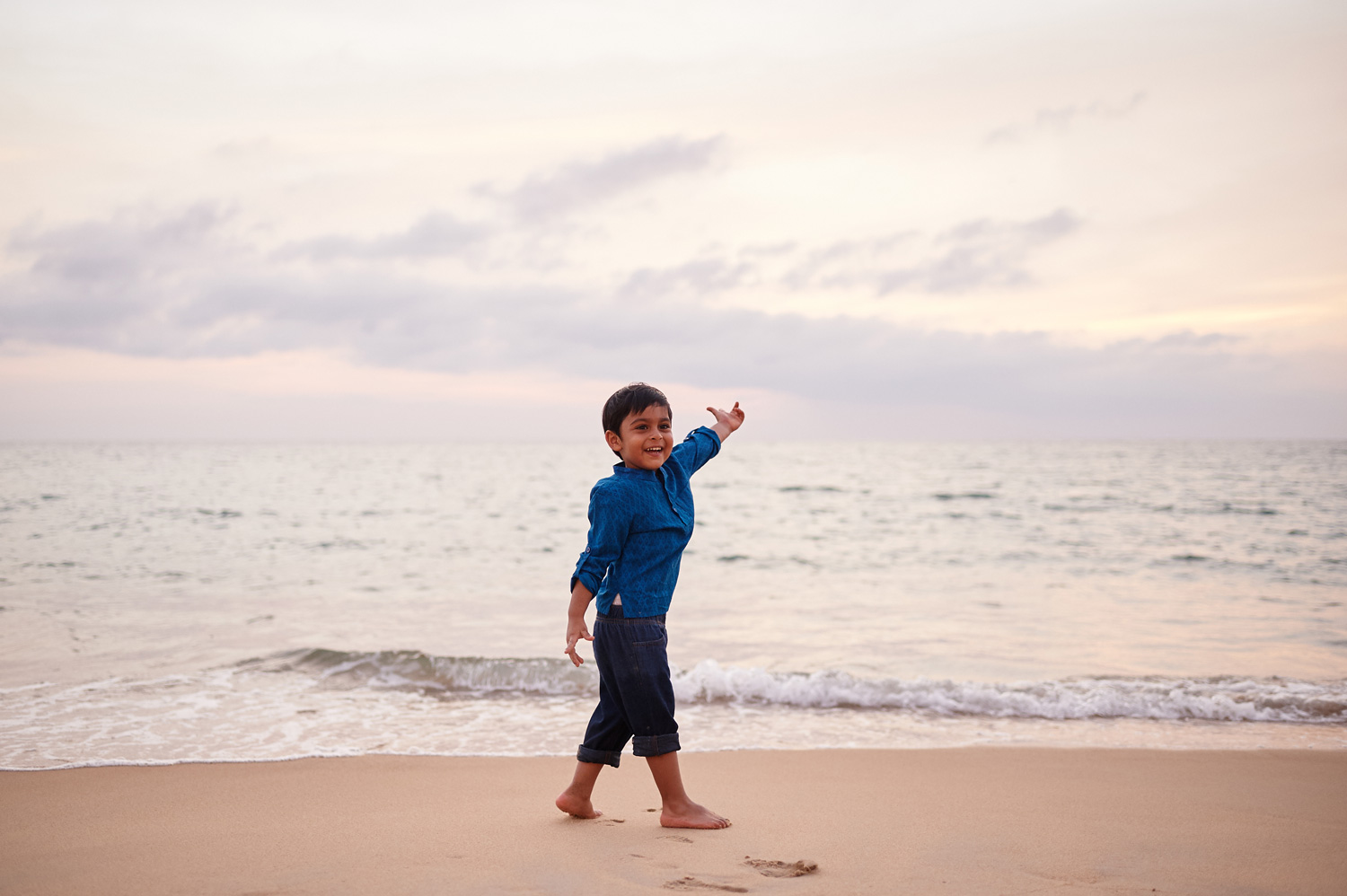 little-boy-by-the-ocean-in-thailand-family-photo-session.jpg