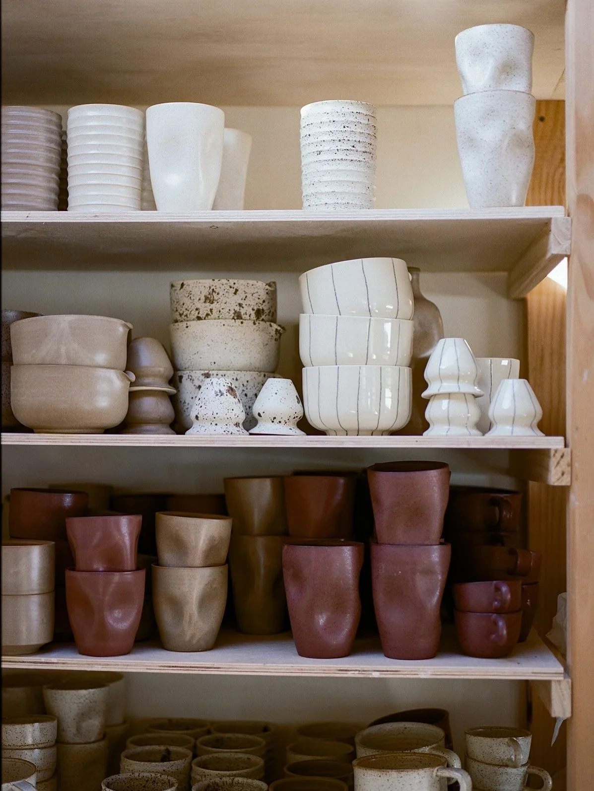 These tones and designs are perfection 😍
.
@annagraceceramics 
@thefindlab 
Portra 400
.
.
#utahportraitphotographer #slcportraitphotographer