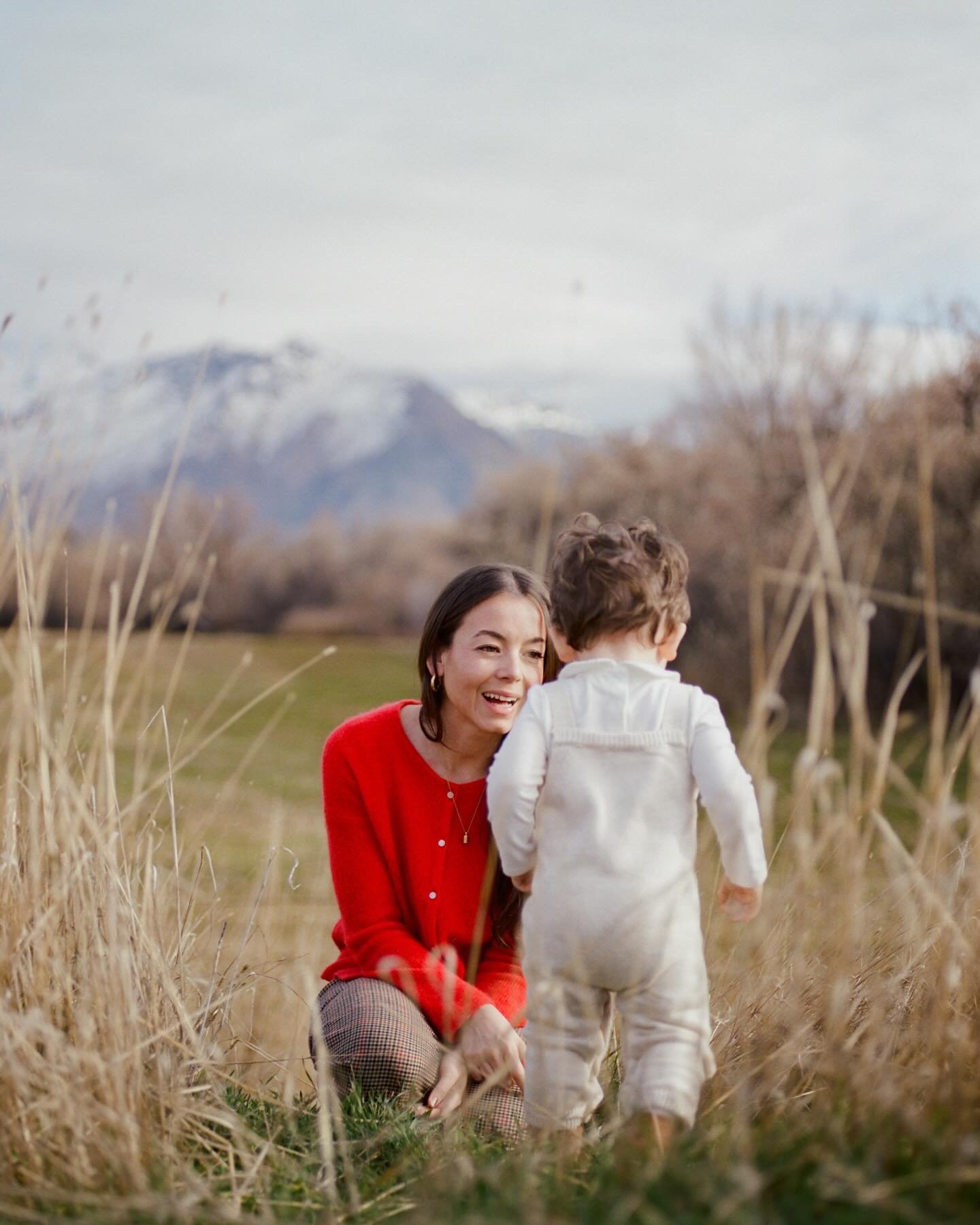M&egrave;re et fils 🩵
.
Developed @thefindlab 
Pentax 645
Portra 400
.
.
.
.
#utahfilmphotographer #provofamilyphotographer #slcfamilyphotographer #slcphotographer #utphotographer #utahvalleyphotographer #filmisnotdead