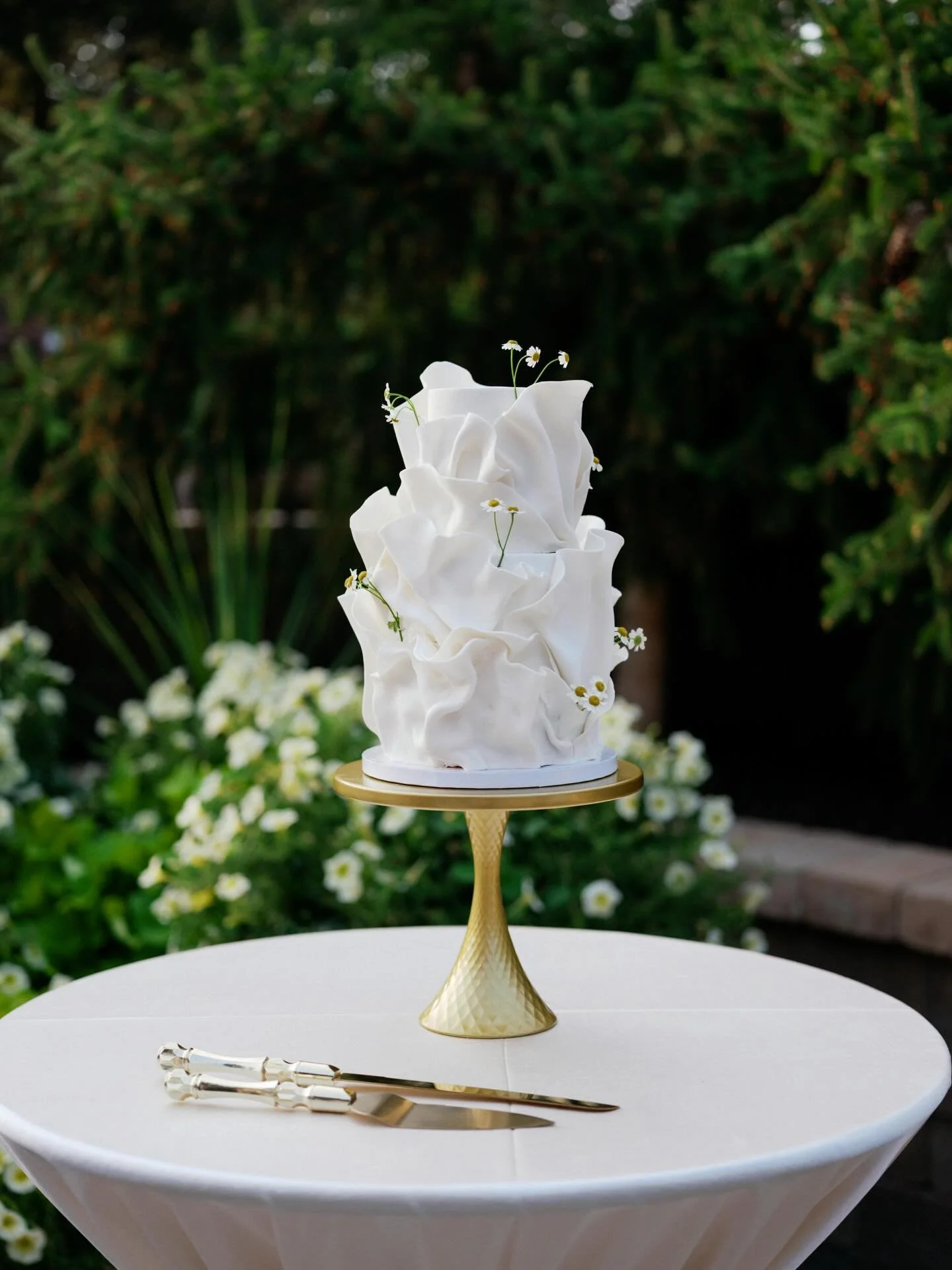 Do you think cutting the cake is a tradition that will eventually disappear?? Or do you think it will stay forever? 
.
.
Wedding shot for @jenessalynnephoto 
.
.
.
#utahweddingphotographer #utahvalleybride #utahbrideandgroom #slcweddingphotographer #