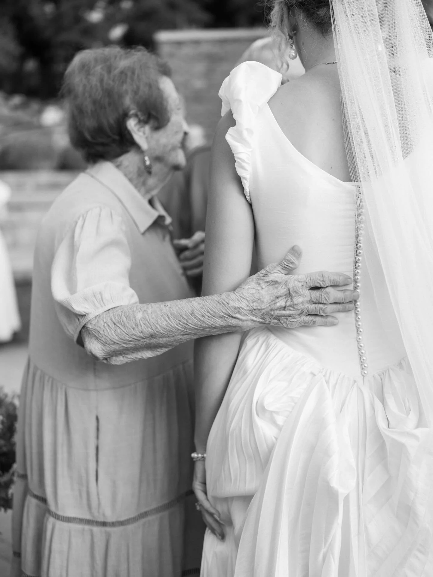I hope you&rsquo;re with loved ones this week!
.
Just arrived to my parents house for the holidays and I&rsquo;m so excited to be with family this Christmas ☺️
.
.
Wedding @jenessalynnephoto 
.
.
#slcweddingphotographer #utahvalleybride #utahbrideand