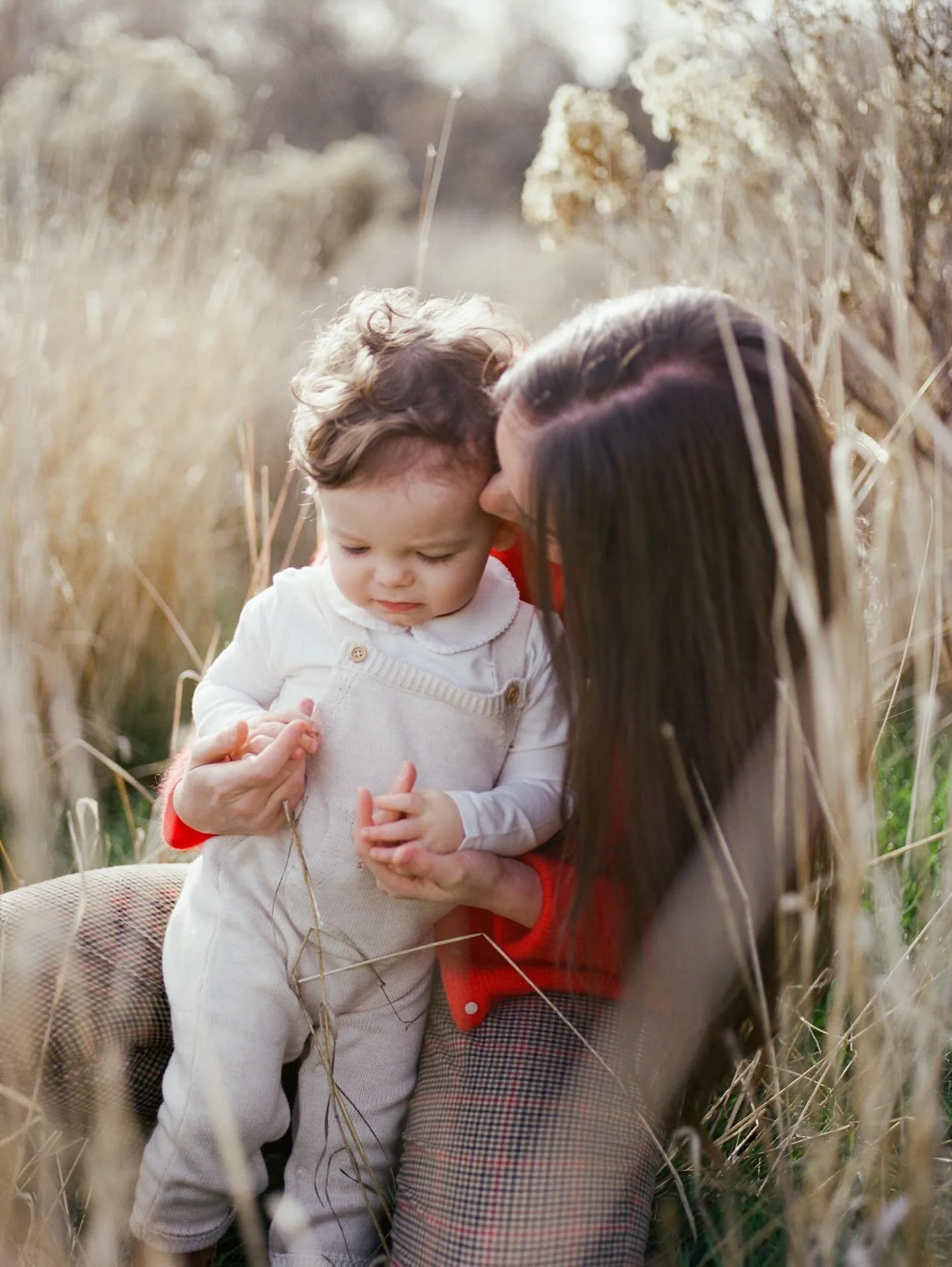 What joy children bring into this world. 
.
A very Merry Christmas to everyone ☺️
Peace on earth and good will towards all!
.
.
@thefindlab 
Pentax 645
#portra400 
.
.
#utahfamilyphotographer #filmphotography #filmisnotdead #kodakfilm #slcfamilyphoto