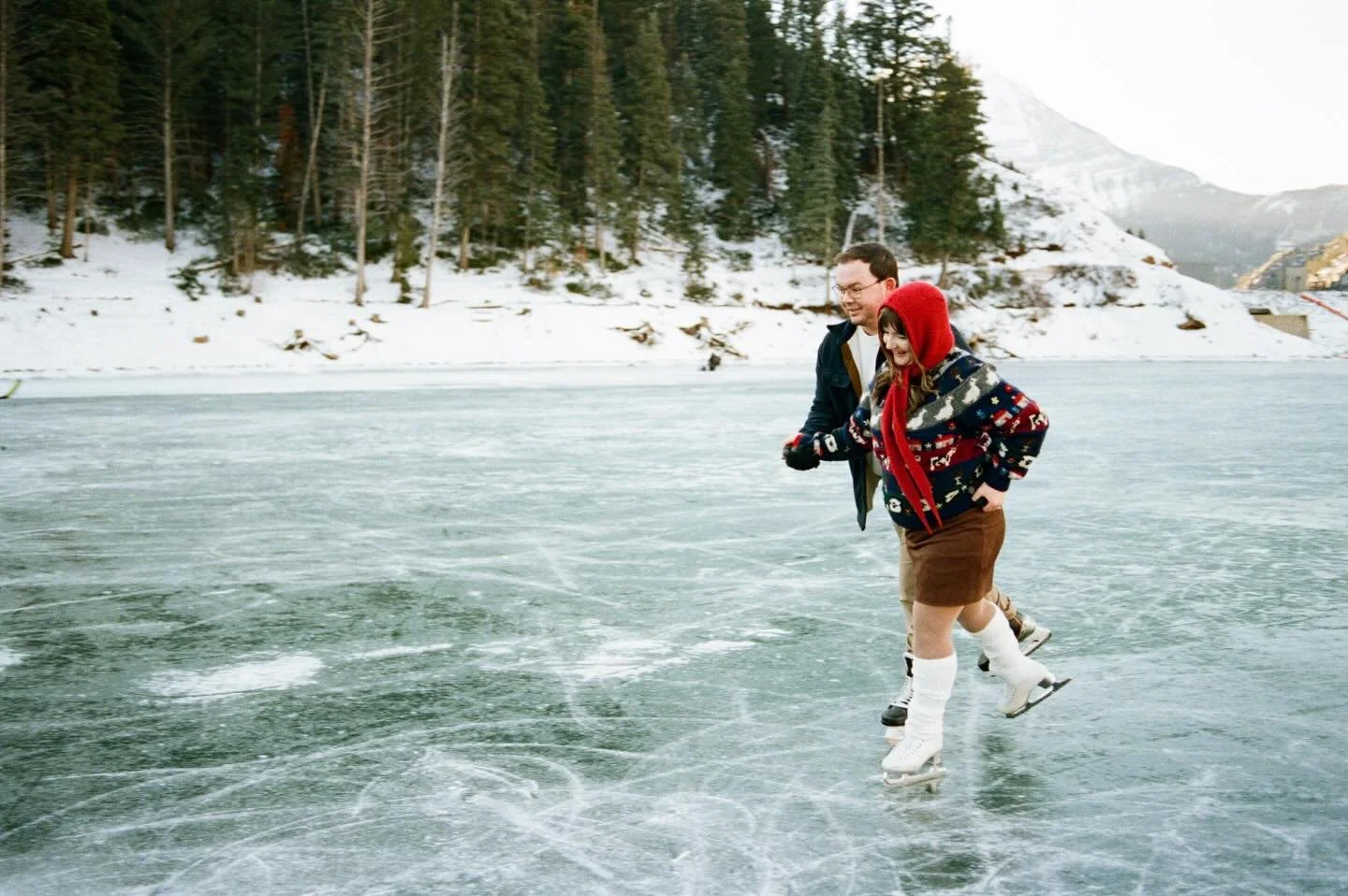 @amyelizabeth.photo and @samuelthegriff making my winter dreams come true 😍😍😍
.
Shot on Portra 800
Developed @thefindlab