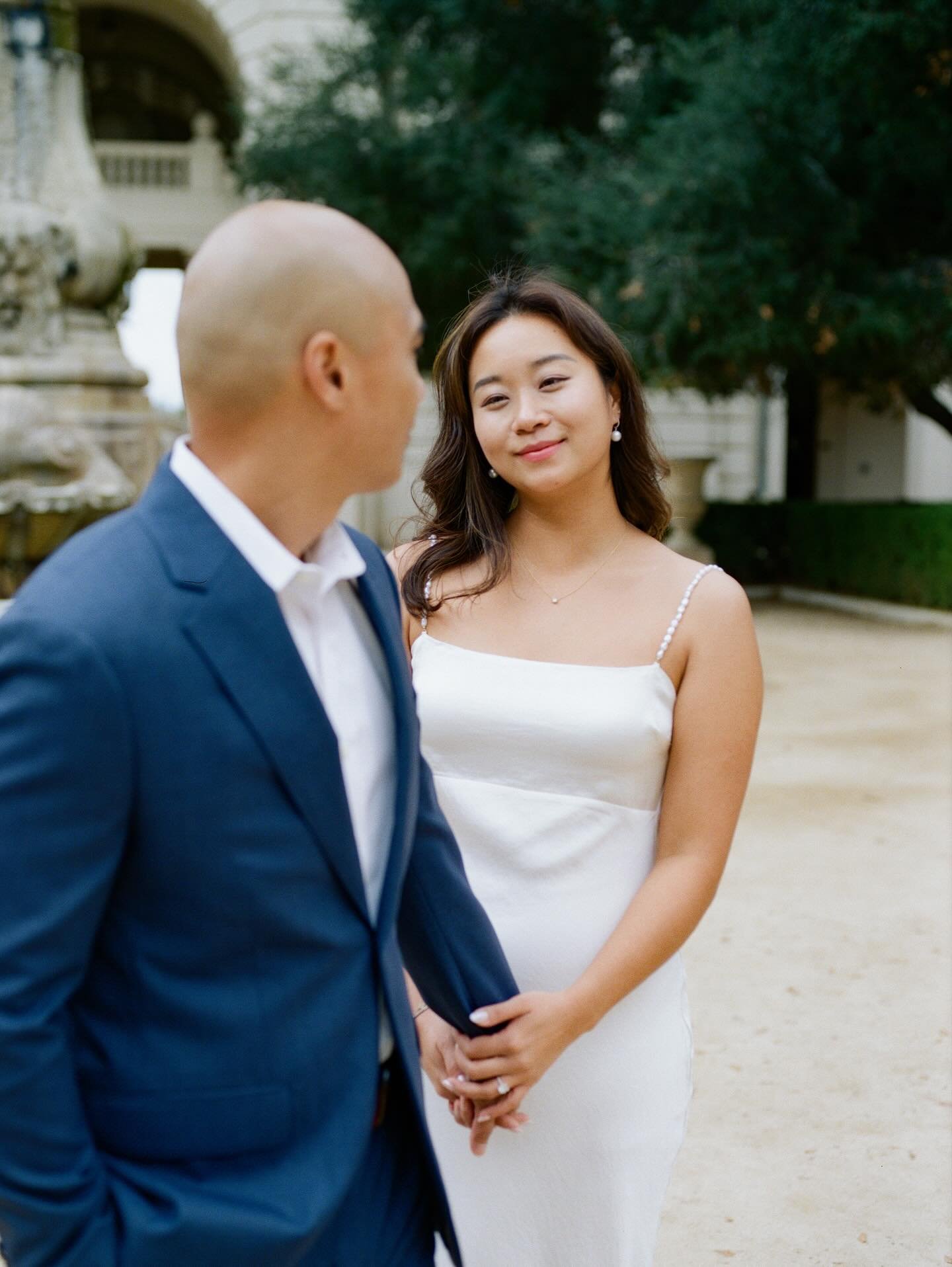 R+H&rsquo;s engagements had an elopement vibe at Pasadena&rsquo;s city hall and Im obsessed with it 😍
.
Shot on Pentax 645 and Fuji GFX 
Lomo800
@thefindlab and @thearchetypeprocess 
.
.
#pasadenacityhall #pasadenaweddingphotographer #pasadenacityha