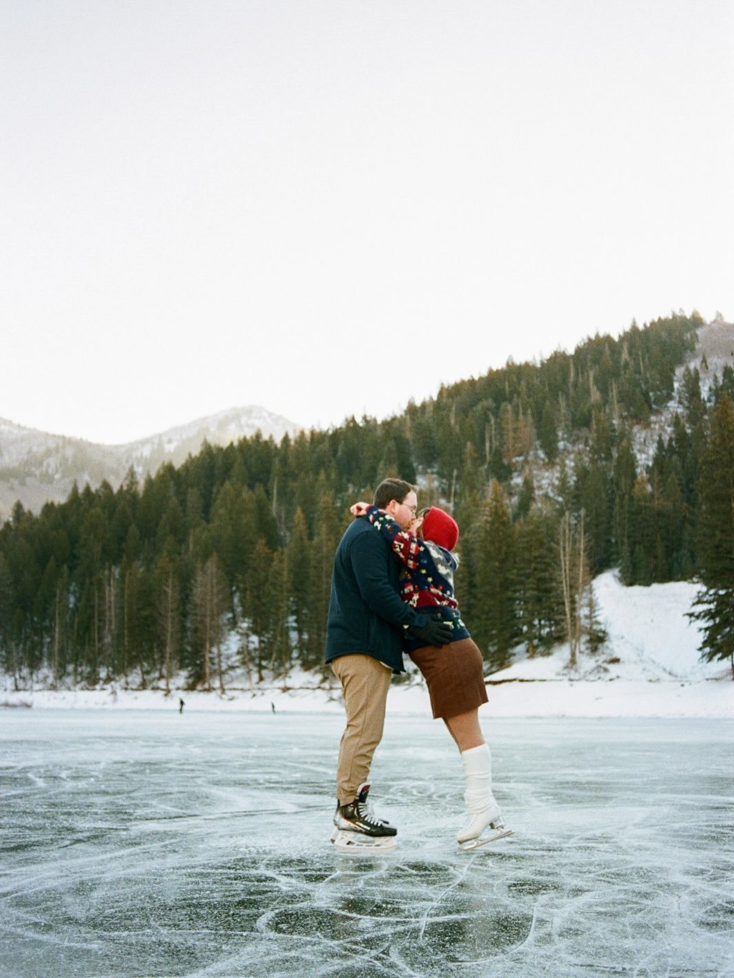 More of Amy and Sam because I just found out they&rsquo;re moving closer to me ☺️🥰☺️🥰
.
.
Developed @thefindlab 
.
#utahportraitphotographer #slcphotographer #parkcityphotographer #jacksonholephotographer