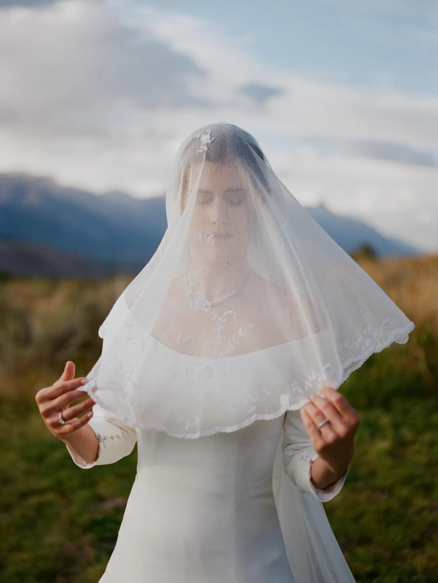 Lomo800 hitting hard on this one 😮&zwj;💨
.
.
Wedding shot for @roslyn.smithers 
Lab @thefindlab 
.
.
.
#tetonweddingphotographer #jacksonholeweddingphotographer #jacksonholewedding #grandtetonweddingphotographer
