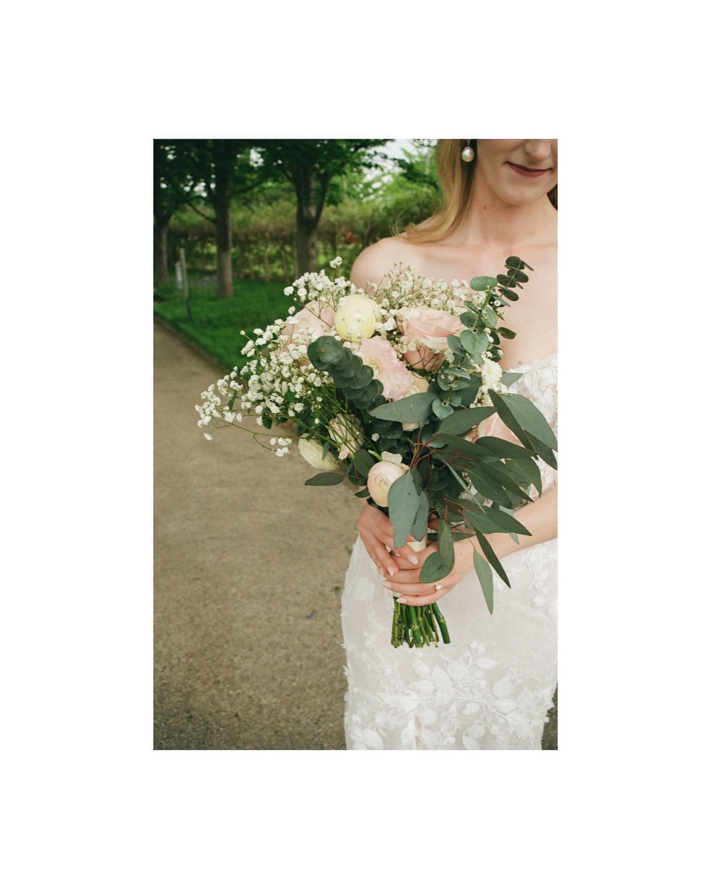 Florals appreciation post. The unsung heroes of the wedding day. 🥀

&bull;
&bull;
&bull;
#floral #floraldesign #weddinginspo #weddingphotography #weddingphotographer #weddingflowers #stlbride #bride