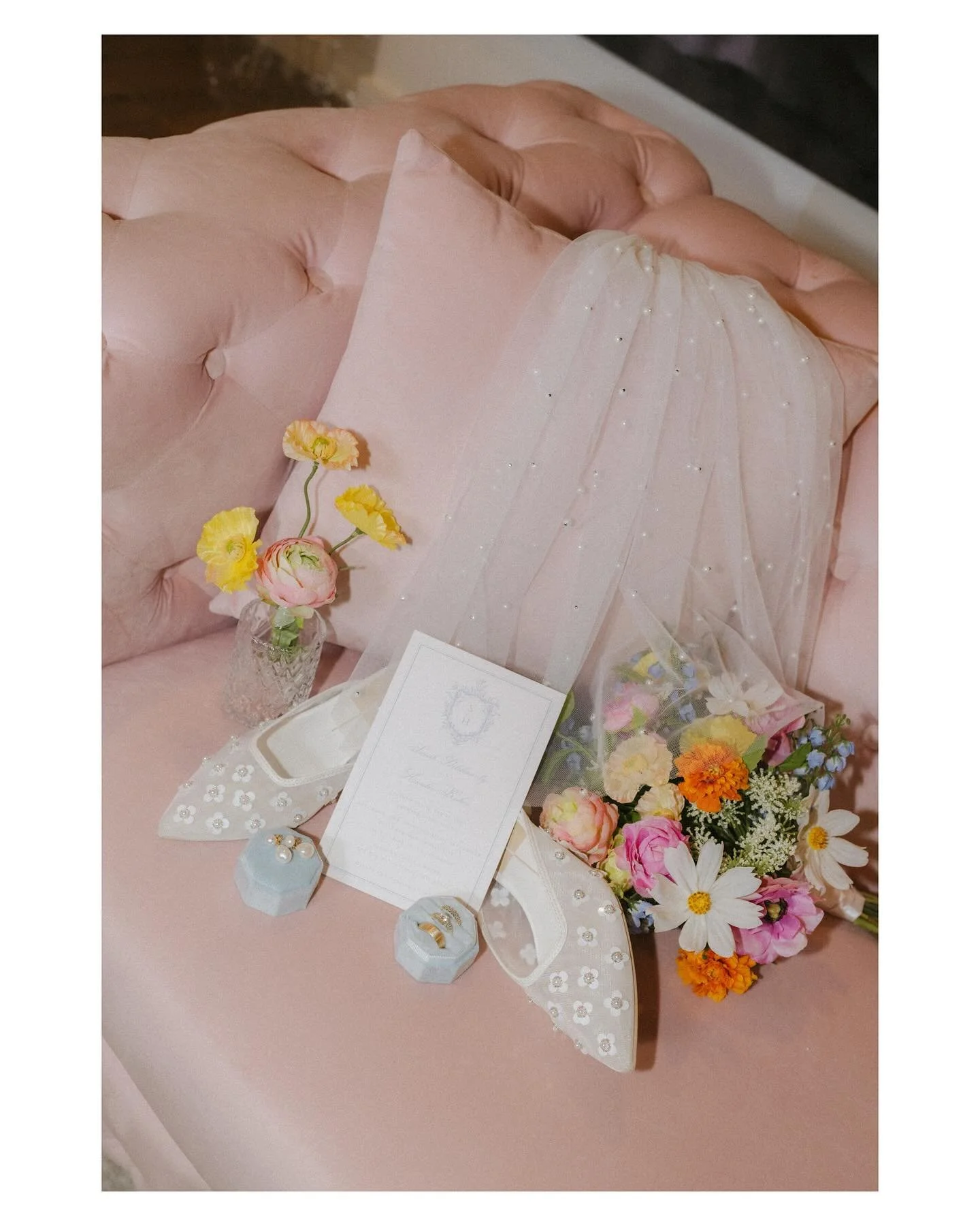 Love is in the details ✨❤️💍 Sarah & Hunter’s day was filled with sweet little moments and beautiful details. The things that matter to you on your special day matter to us too 😘