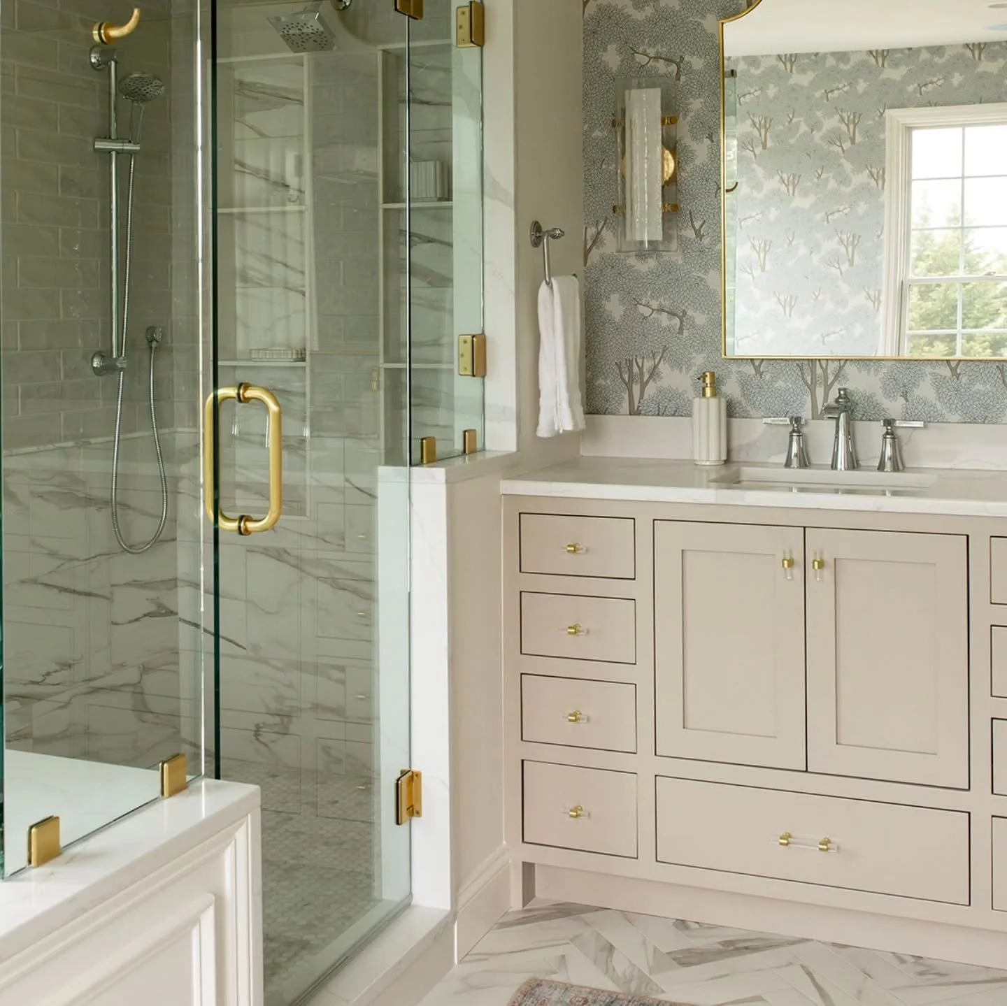 Custom Primary Suite, Lancaster ✨️🥂
.
.
Designed by @chestnutgrovedesign 
Tile Installation by @freedomflooring 
Photography by @kinna.shaffer