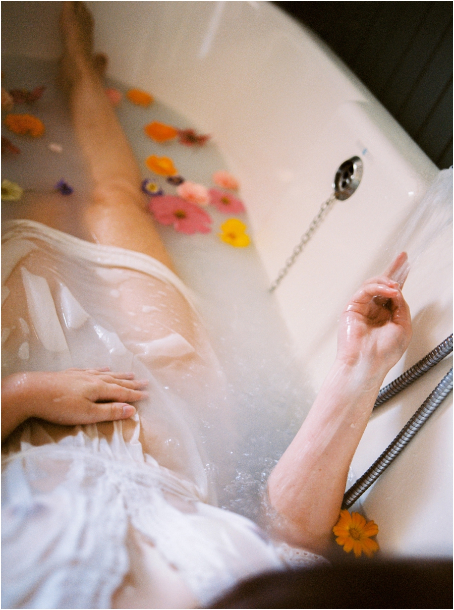 Siegrid Cain boudoir nude water sensual photography portrait woman in bathtub with flowers milkbath_0004.jpg