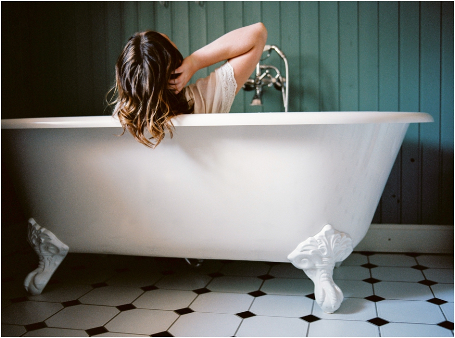 Siegrid Cain boudoir nude water sensual photography portrait woman in bathtub with flowers milkbath_0006.jpg
