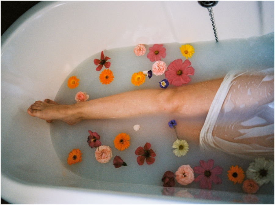 Siegrid Cain boudoir nude water sensual photography portrait woman in bathtub with flowers milkbath_0010.jpg