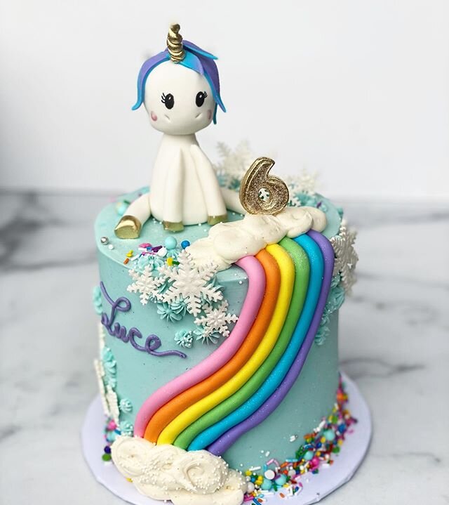 Unicorn + rainbow + frozen 🦄🌈❄️🎂 #birthdaycake #rainbowcake #unicorncake #sheilamae