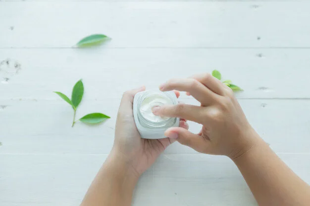 femme-tient-pot-creme-cosmetique-dans-ses-mains_1150-11722.jpg