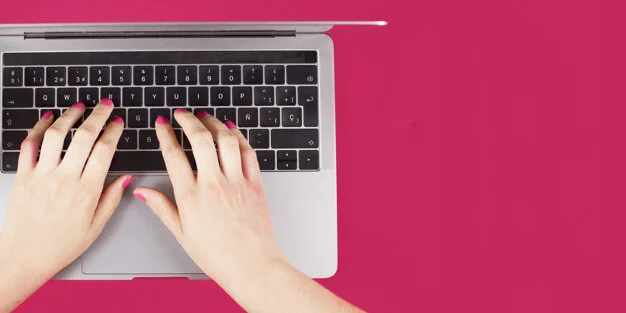gros-plan-main-femme-dactylographie-clavier-ordinateur-portable-rose-fond_23-2147916248.jpg