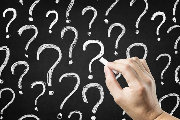 chalkboard-points-interrogation-main-craie_1205-1001.jpg