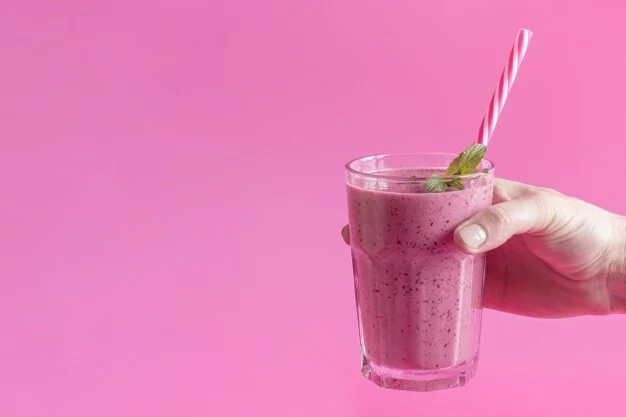 vue-face-main-tenant-smoothie-rose-verre-menthe-copie-espace_23-2148526562.jpg