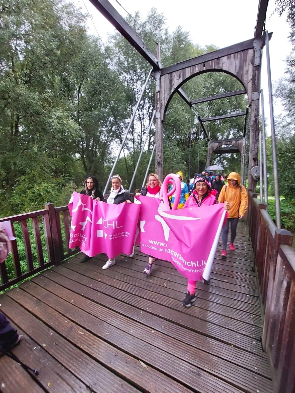 Broschtkriibslaf 2022 : L’équipe du groupe sein solidaire sous la pluie