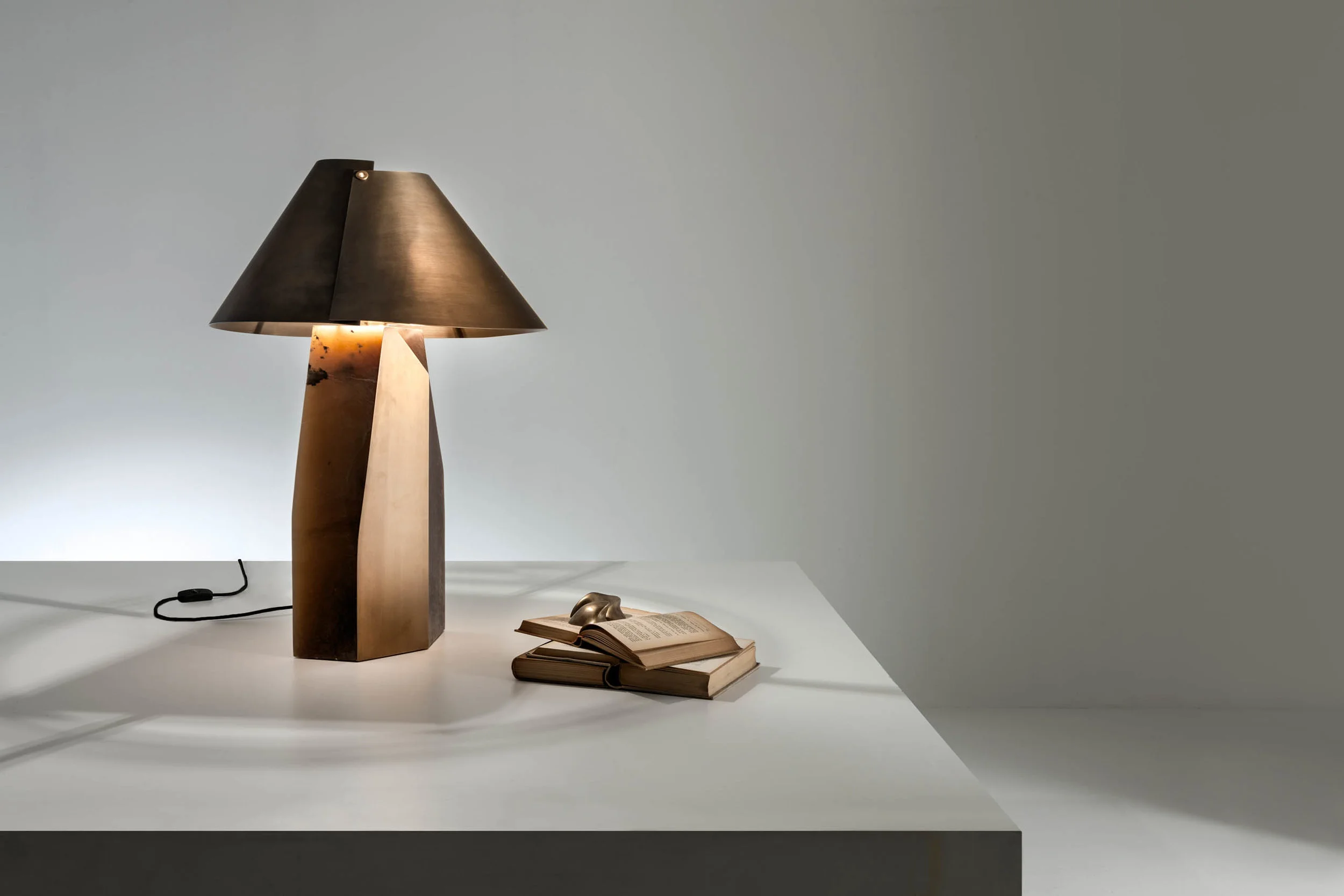 lauarameroni-ada-table-lamp_01.jpg