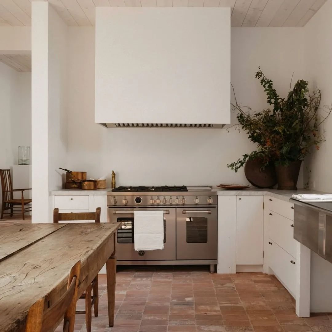 Kitchen Inspo 
#ahdkitchen #designinspiration 
@breland_harper 
@urbanelectricco 
@archdigest 
@houseliftdesign 
@vivirdesign 
@metalandpetal 
@vivirdesign 
@patrickaresendiz 
@stevetiek 
@pierceandward