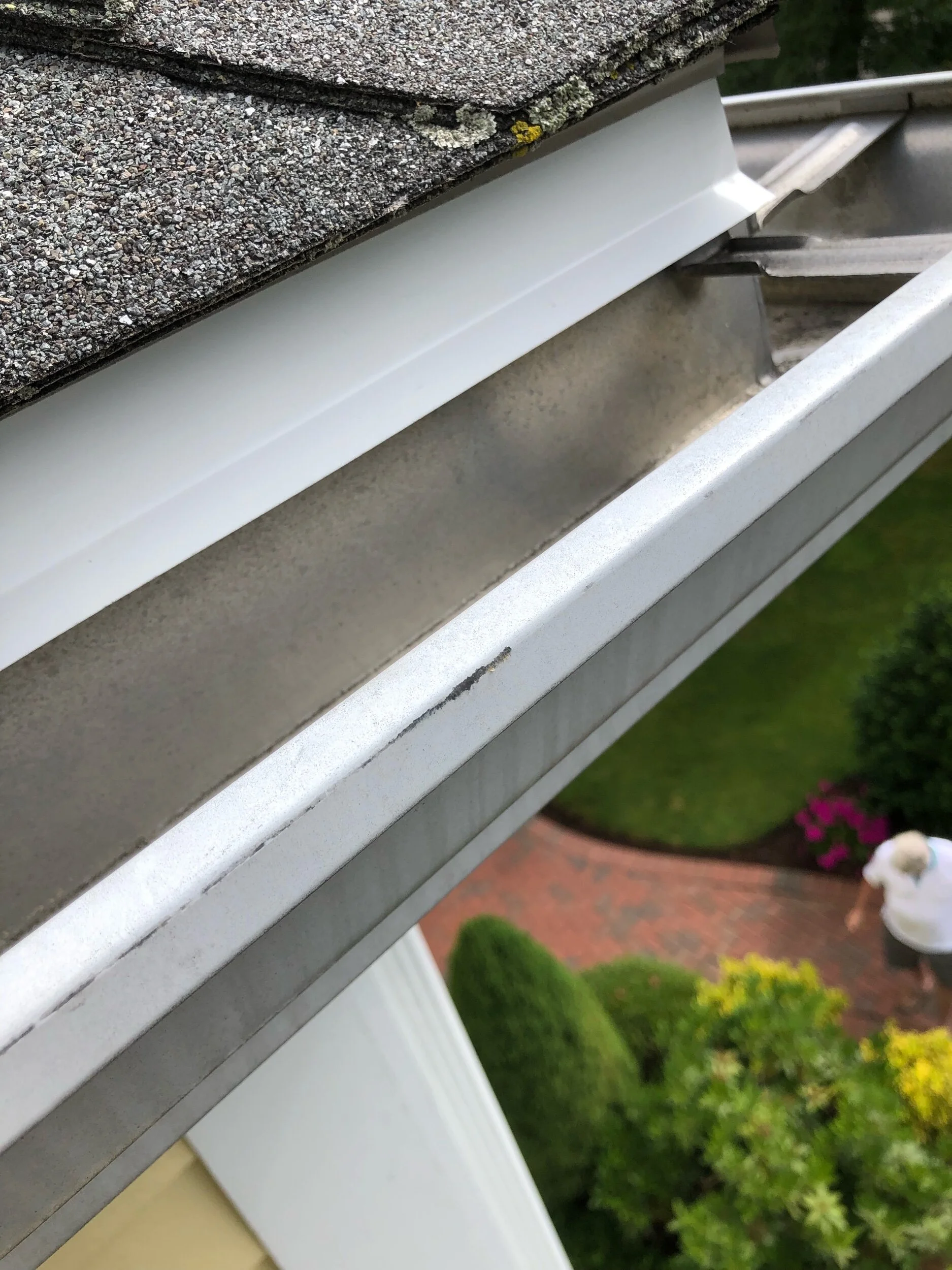 Correct water flowing behind gutters