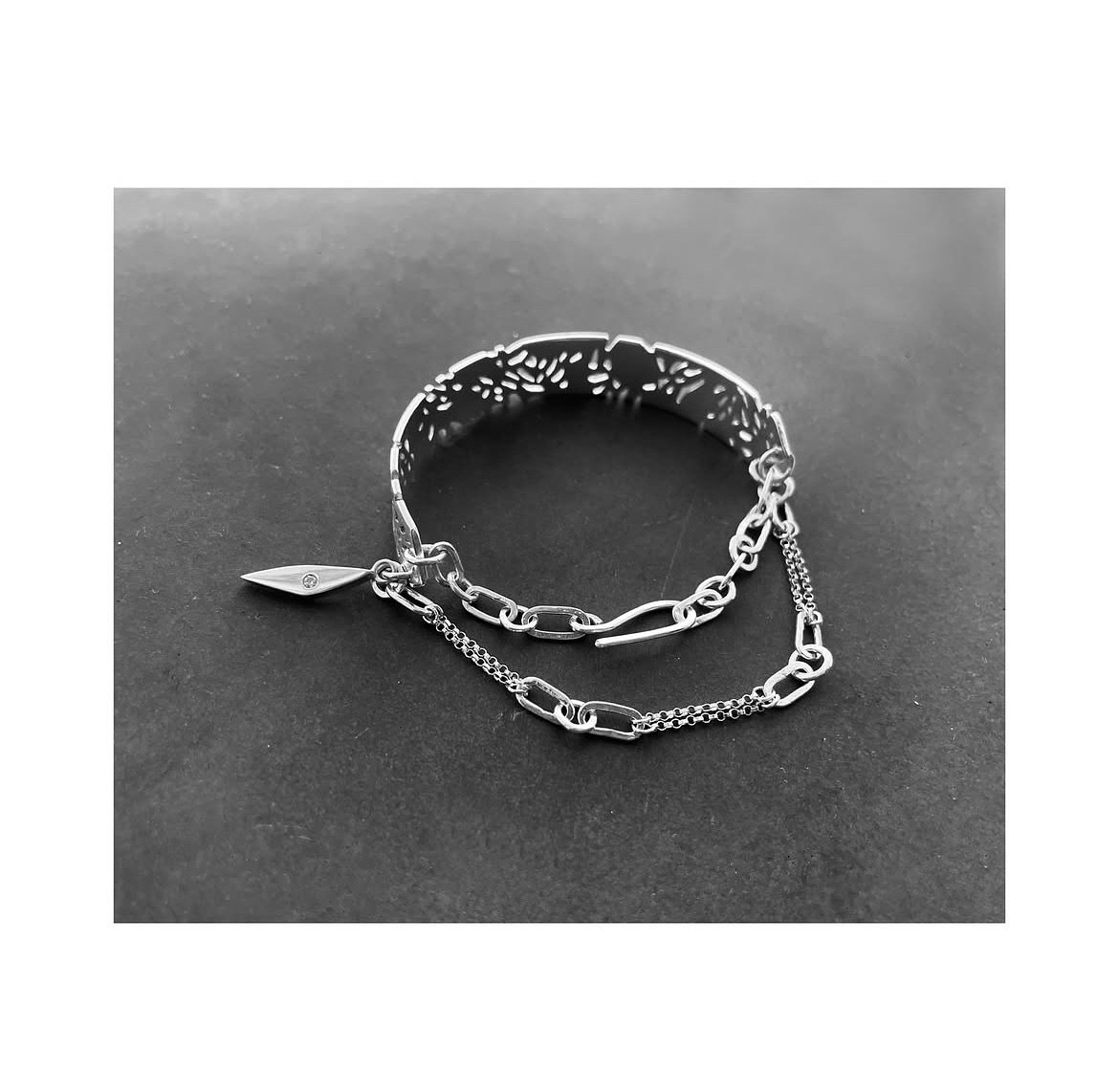Hand pierced cuff and handmade chain.
.
.
.
.
.
#silversmith #piercedjewellery #handmadecuff #handmadechain #lindsaymcdonagh #lindsaymcdonaghjewellery #silverandsteel #handmadejewellery #madeinbristol