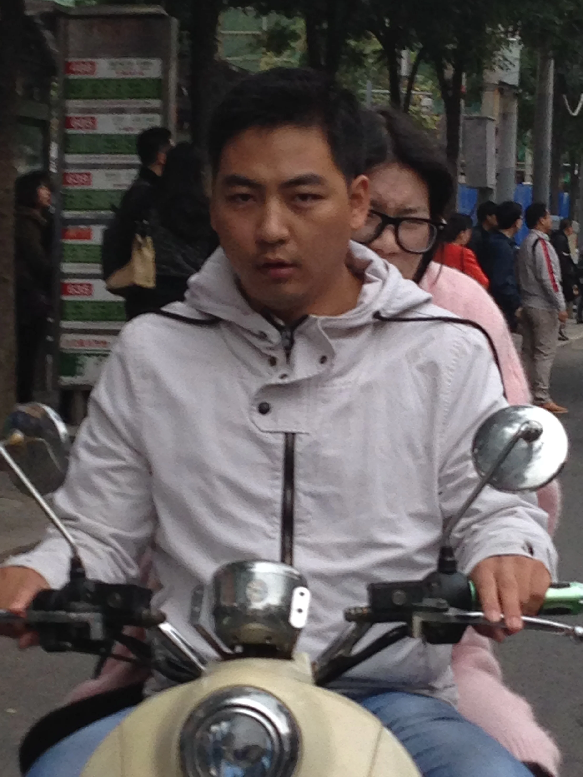 This motorbike is getting very close to our tuktuk!