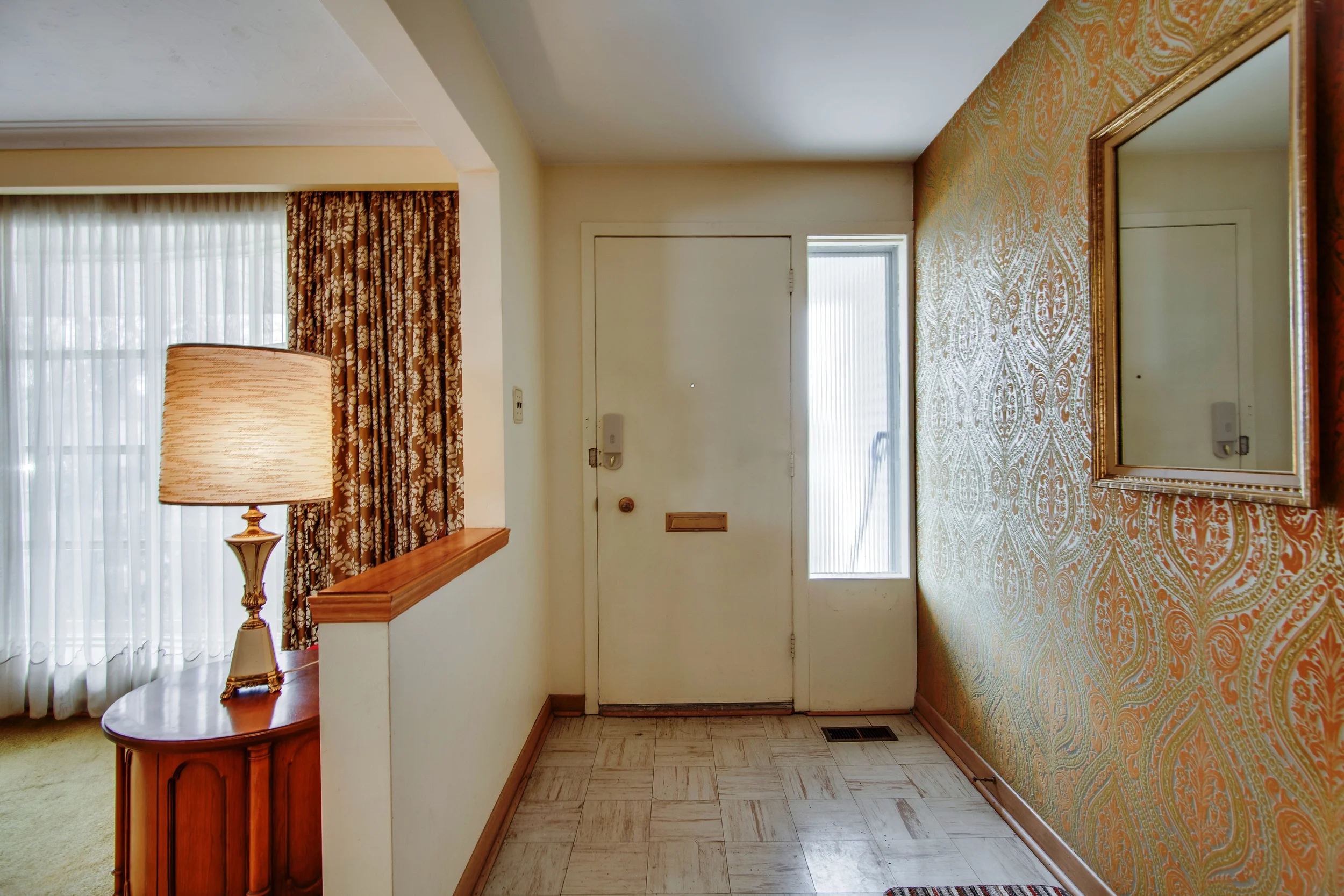 1041 Lillian foyer.jpg