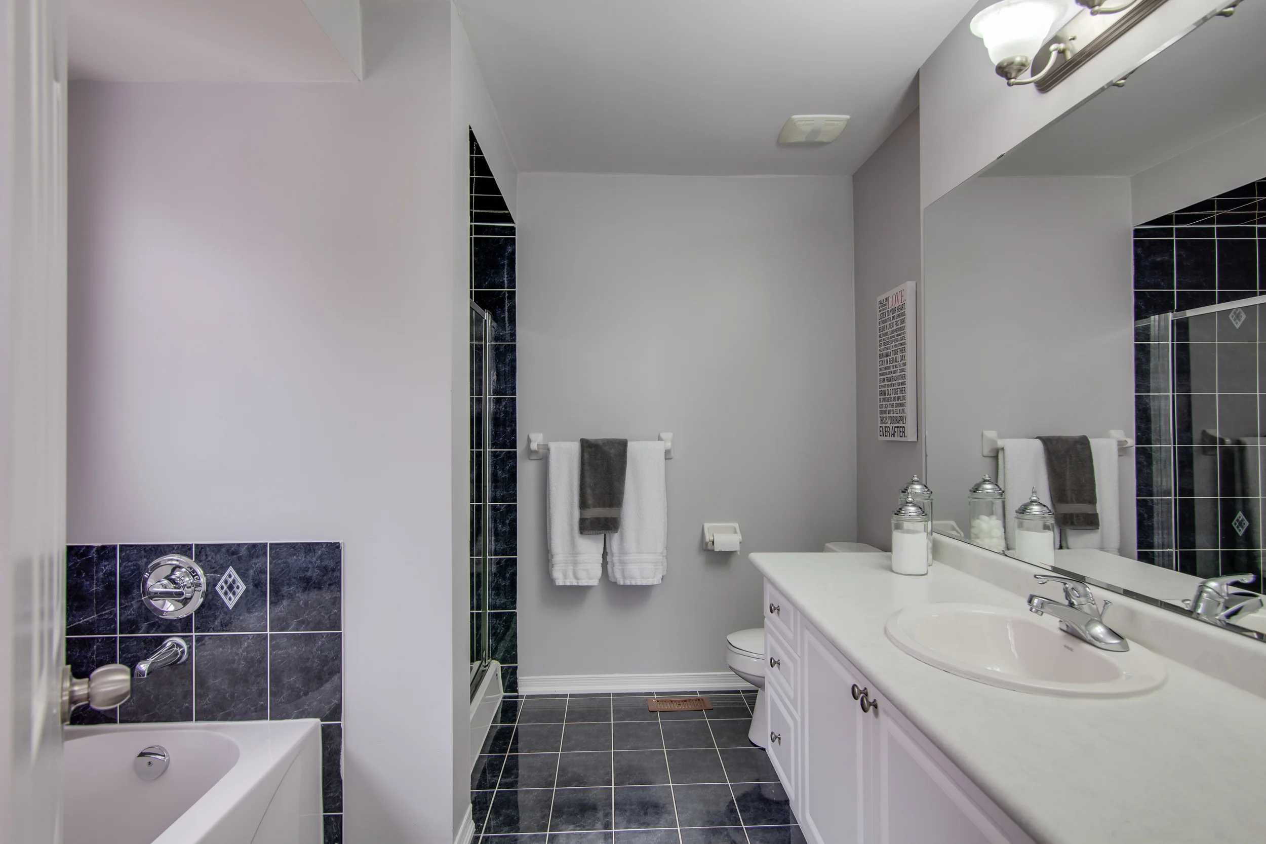 36th ensuite.jpg
