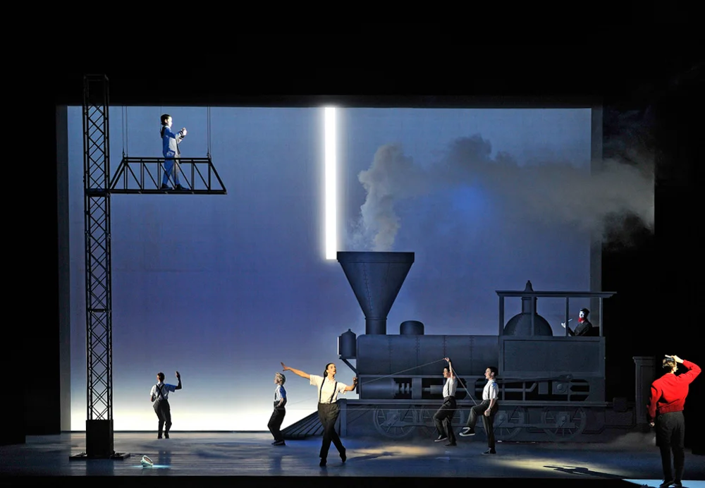 Act 1, Sc. 1A: Train, ensemble all photography © Lucie Jansch