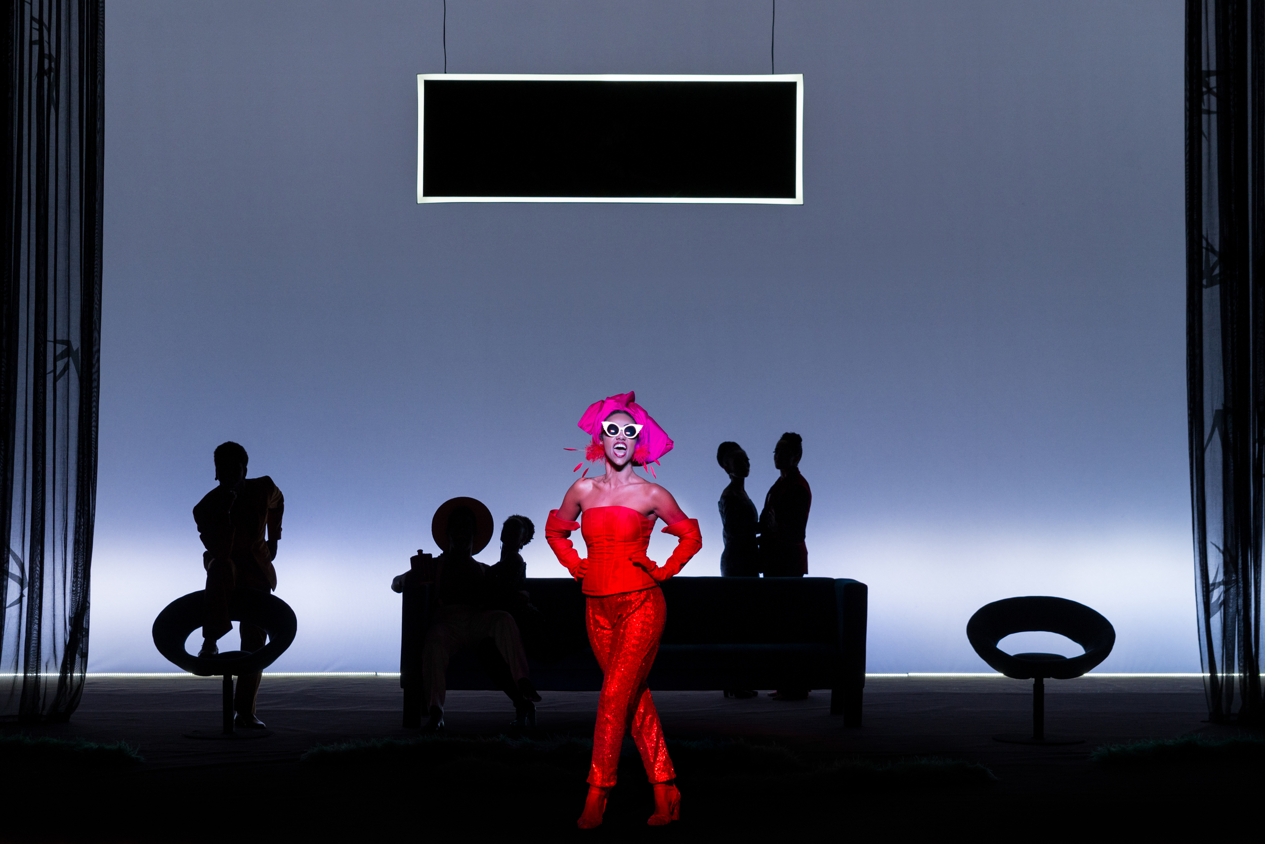 Scene V A, Party , Naruna Costa as Elza Soares photo: Julian Mommert