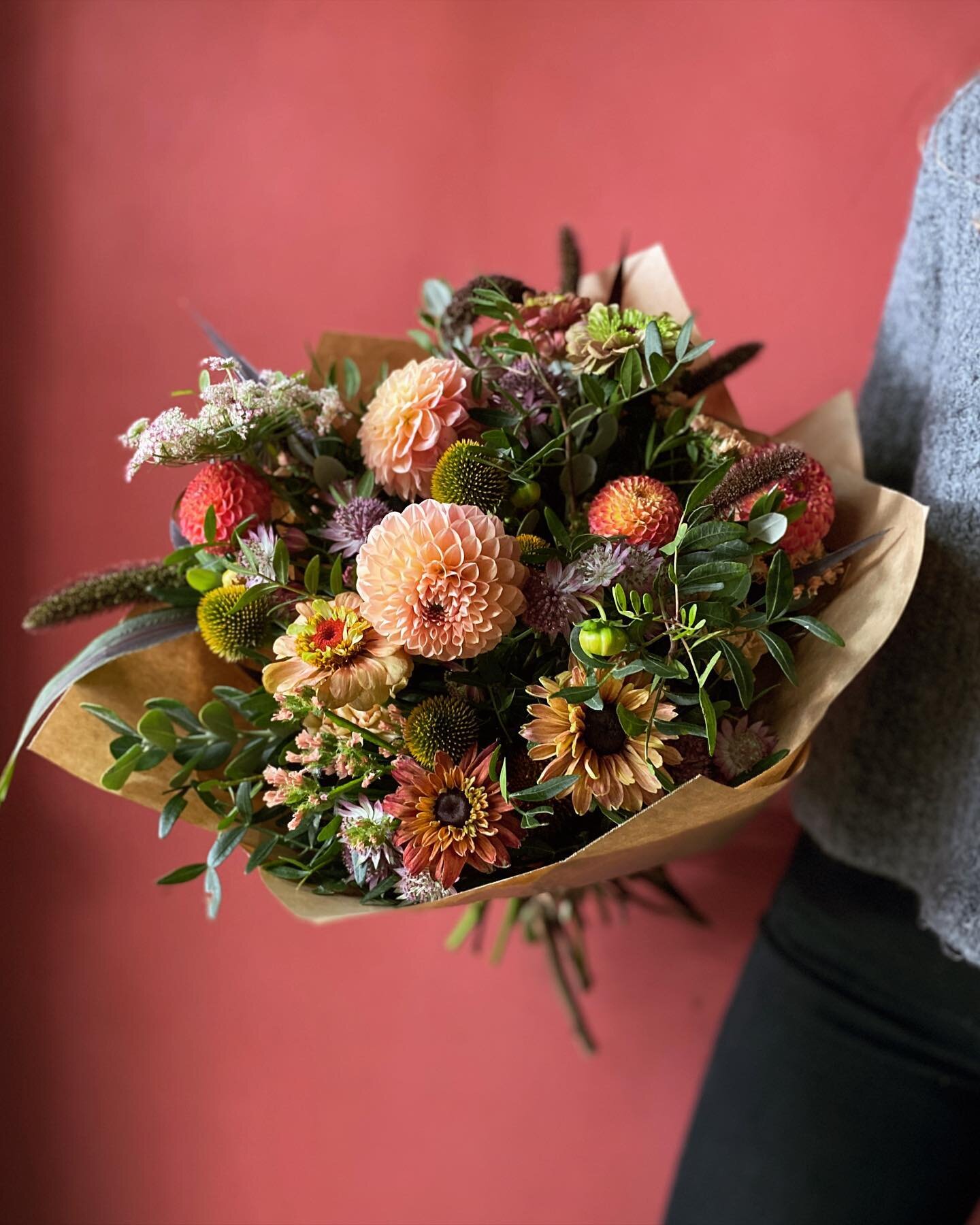 Sunshine, crispy leaves and autumn bunches this week in the flower shop 🍂