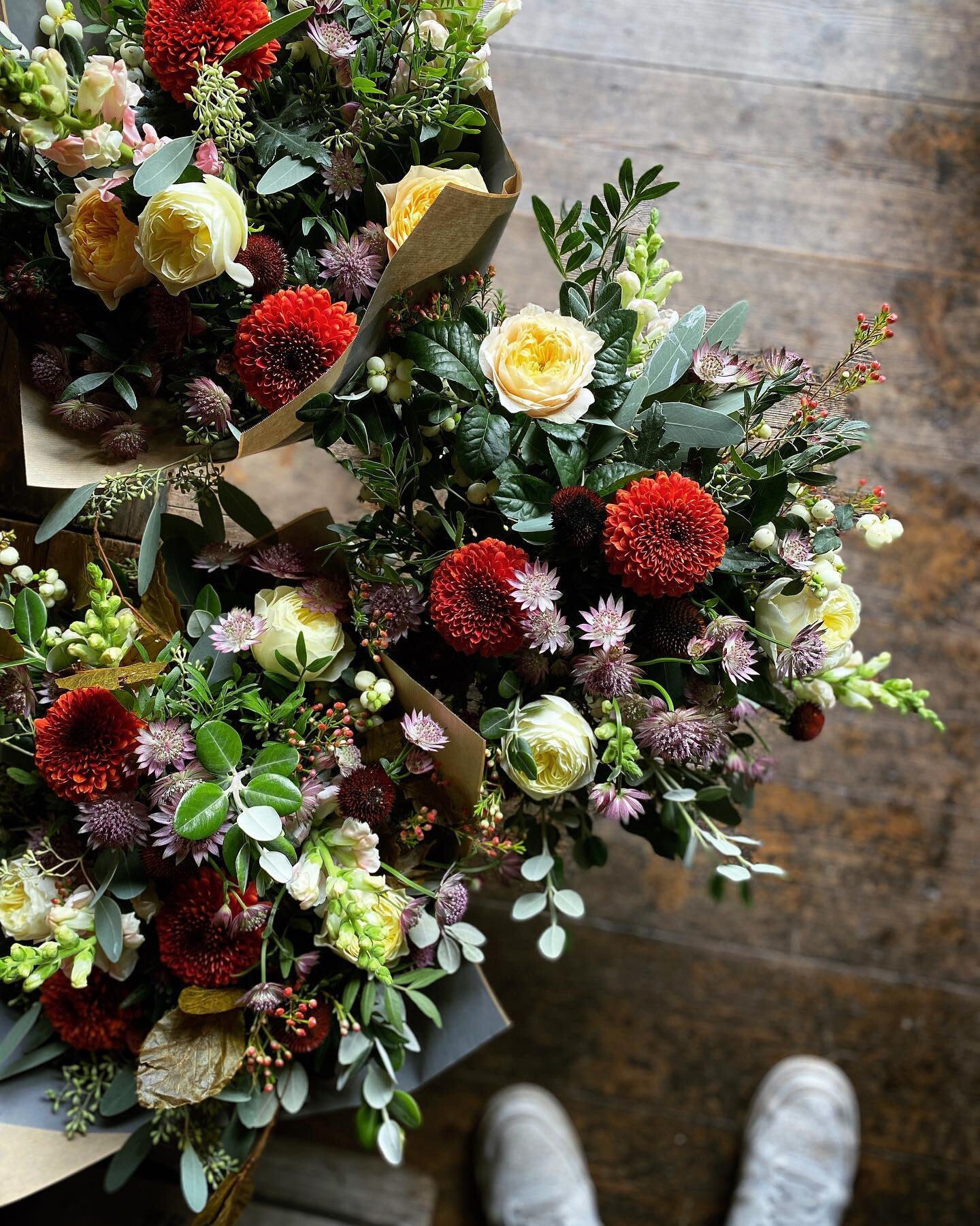 Cherry, lemon and rust in today&rsquo;s shop bunches. 🍒🍋🍂

A huge thank you to everyone who has enquired about wreath school this year. We will be posting an update on Instagram at 5pm GMT this Sunday with more information :)