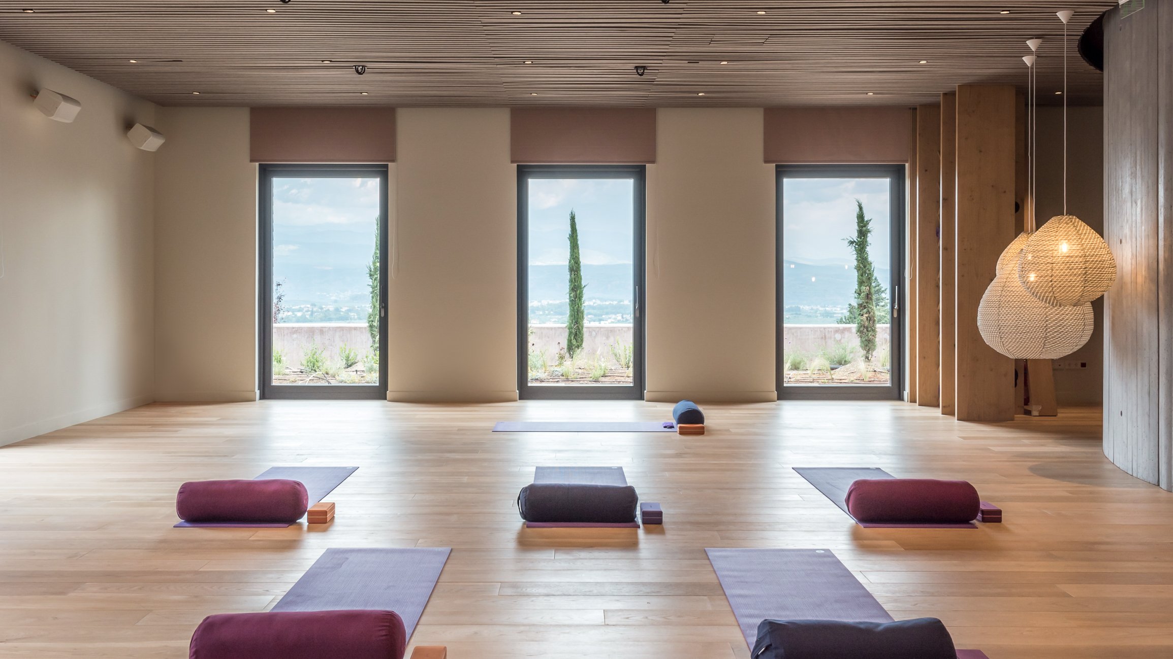 Место для медитации. Комната для йоги. Зал для медитаций. Комната для медитации. Помещение для медитации.