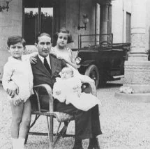 1926  Mi padre con sus hijos