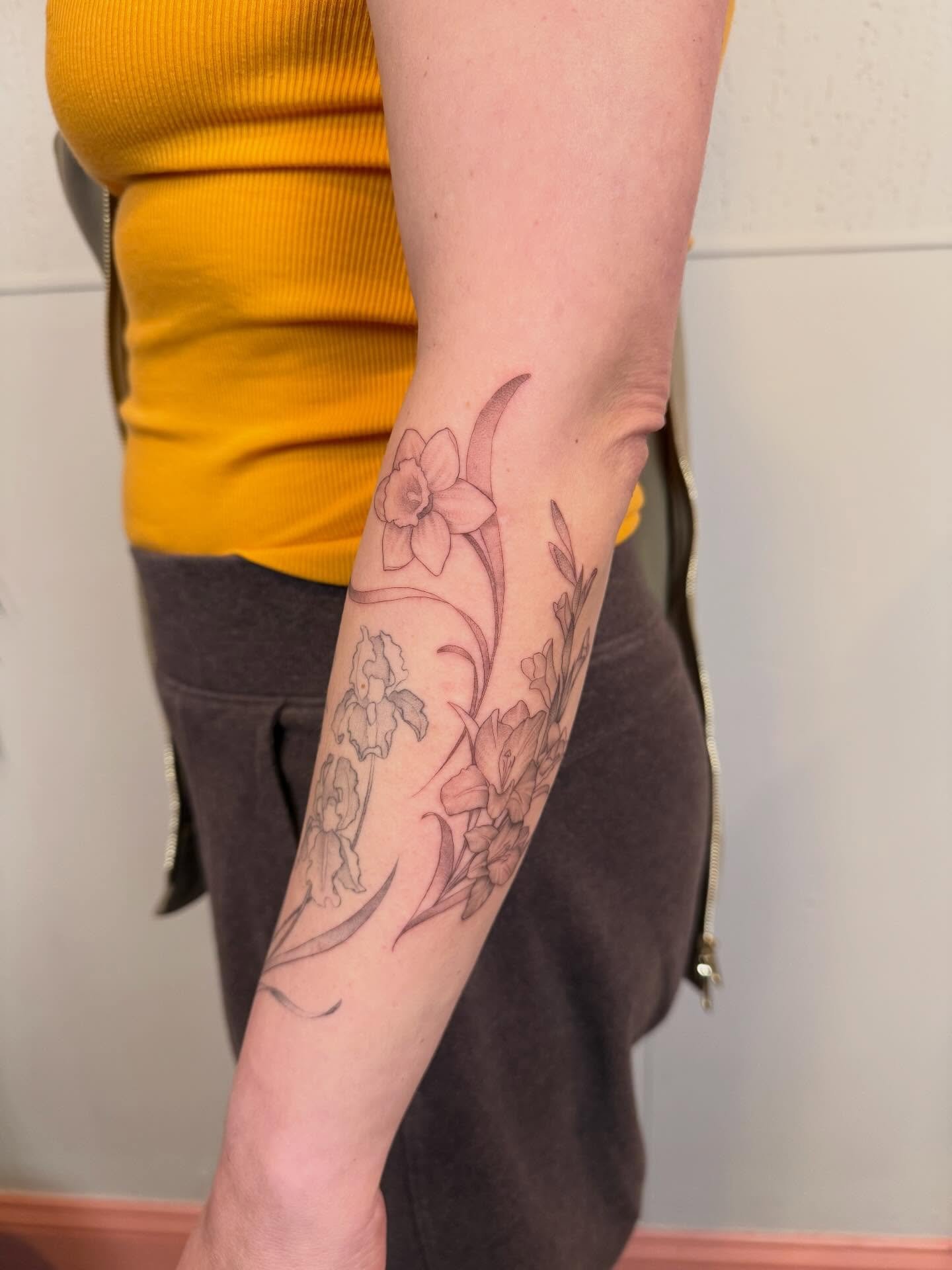 Fresh gladiolus and narcissus. 
Irises, lilies, myrtle are healed. (I didn&rsquo;t do the peach.)
Thank you, Elana! 

Made at my private studio @rabbiteartattoo in Philadelphia, PA

#nofilter #finelinetattoophiladelphia #singleneedletattooartistphila