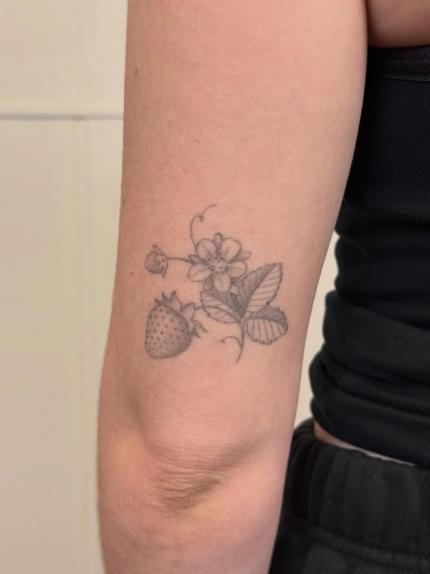 Healed 1 year 11 months. 
Thank you, Keely! 

#nofilter #healedtattoo #singleneedletattoophiladelphia #finelinetattoophiladelphia