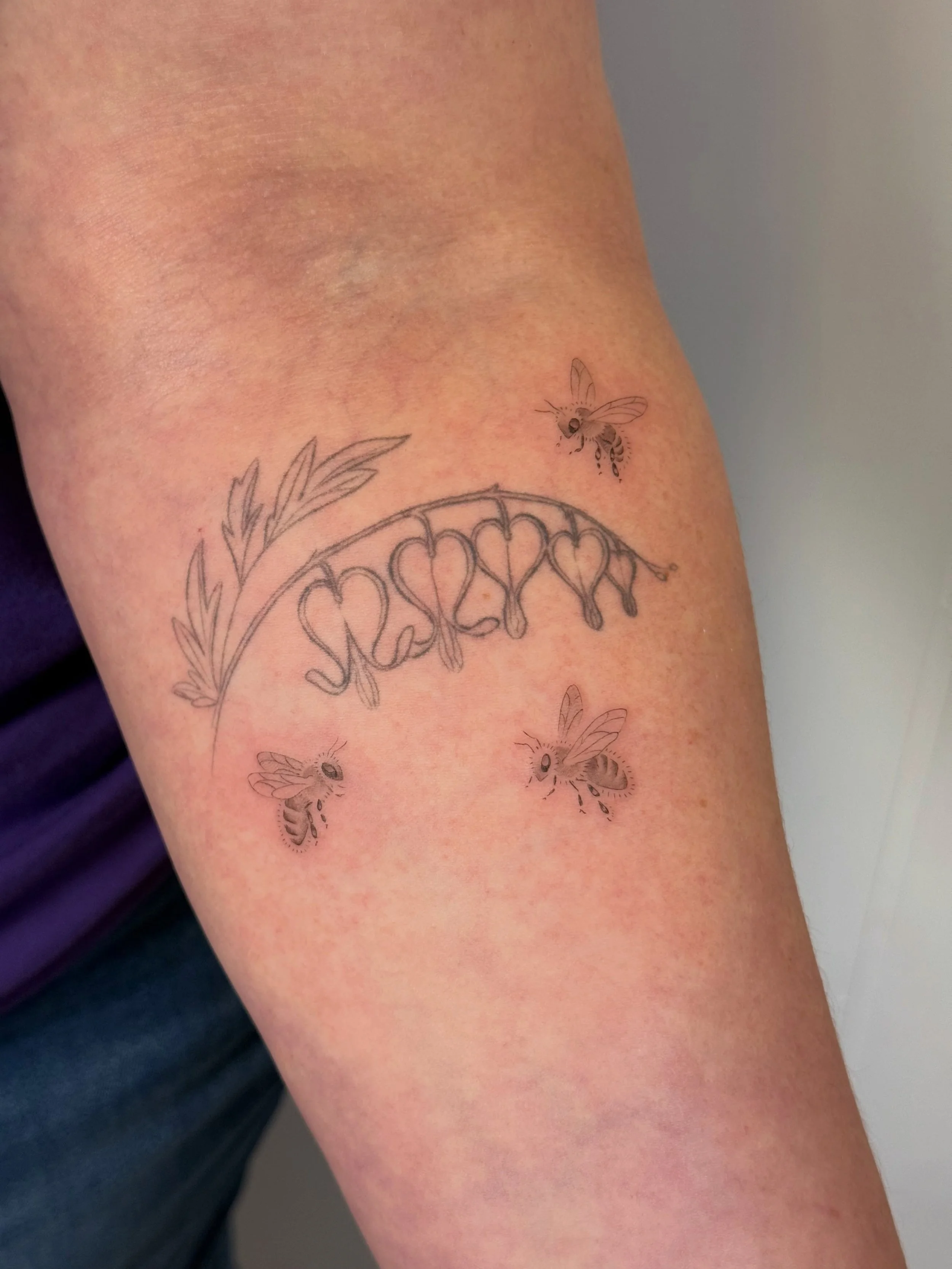 Three bees for her niece and nephews. The bleeding hearts are healed three years! Thank you, Eliana! 

#nofilter #singleneedletattoo #finelinetattoophiladelphia #rabbitear #philadelphiatattooartist