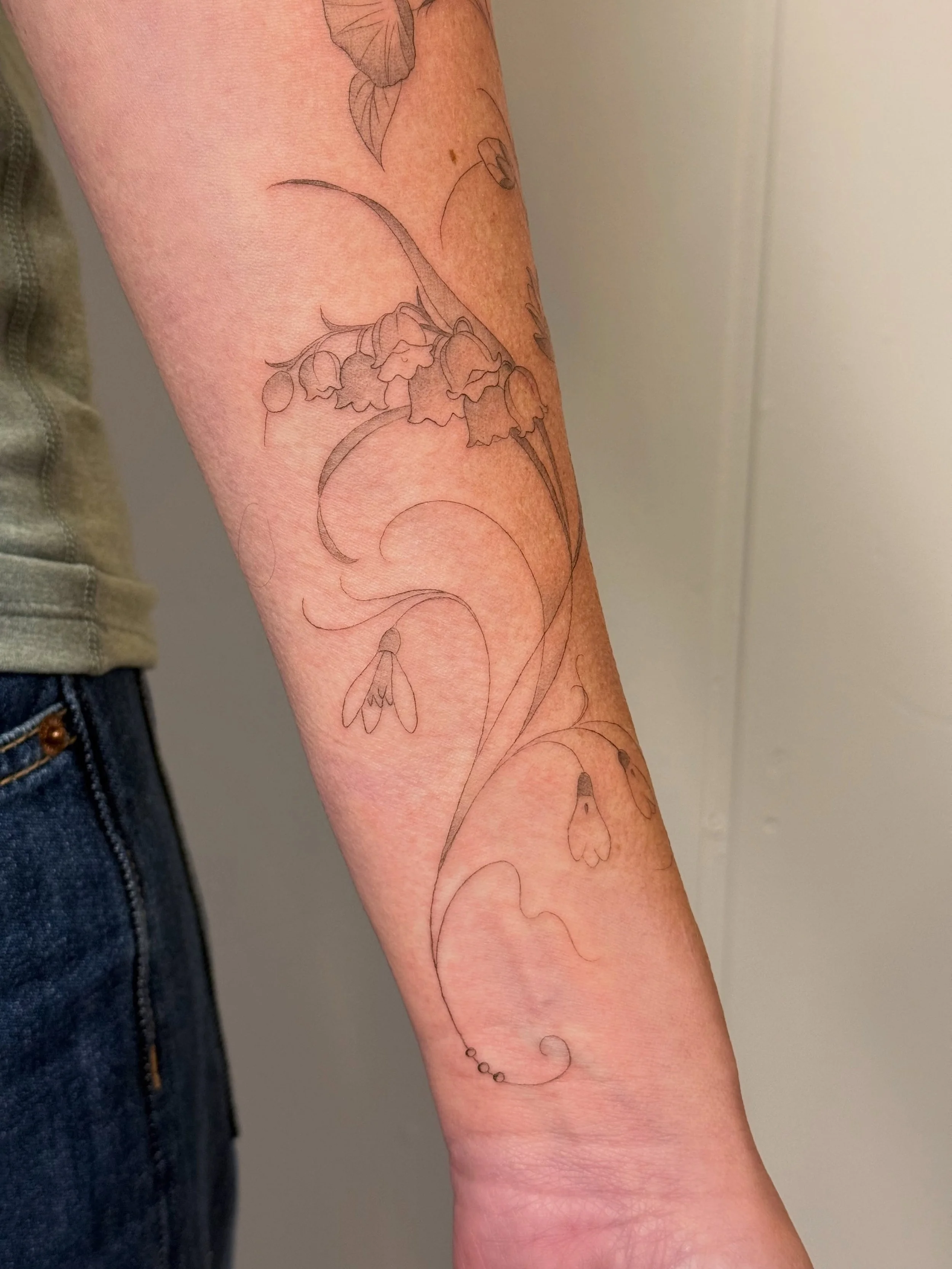Jen&rsquo;s tattoo represents her three children, her husband, and herself. It&rsquo;s a pretty big tattoo in a way but also super delicate. I tried to make beautiful moments throughout. 

The flowers are: snow drop, lily of the valley, water lily, r